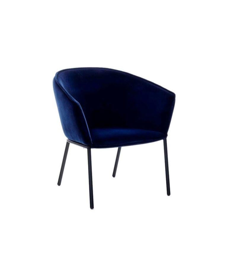 You lounge chair by Luca Nichetto
MATERIALIEN: Niedriger Sessel/Lounge, Gestell aus schwarz lackiertem Metall, Sitz und Rückenlehne mit Polyurethanschaum überzogen, gepolstert mit Stoff oder korrigiertem Vollnarbenleder.
Technik: Lackiertes