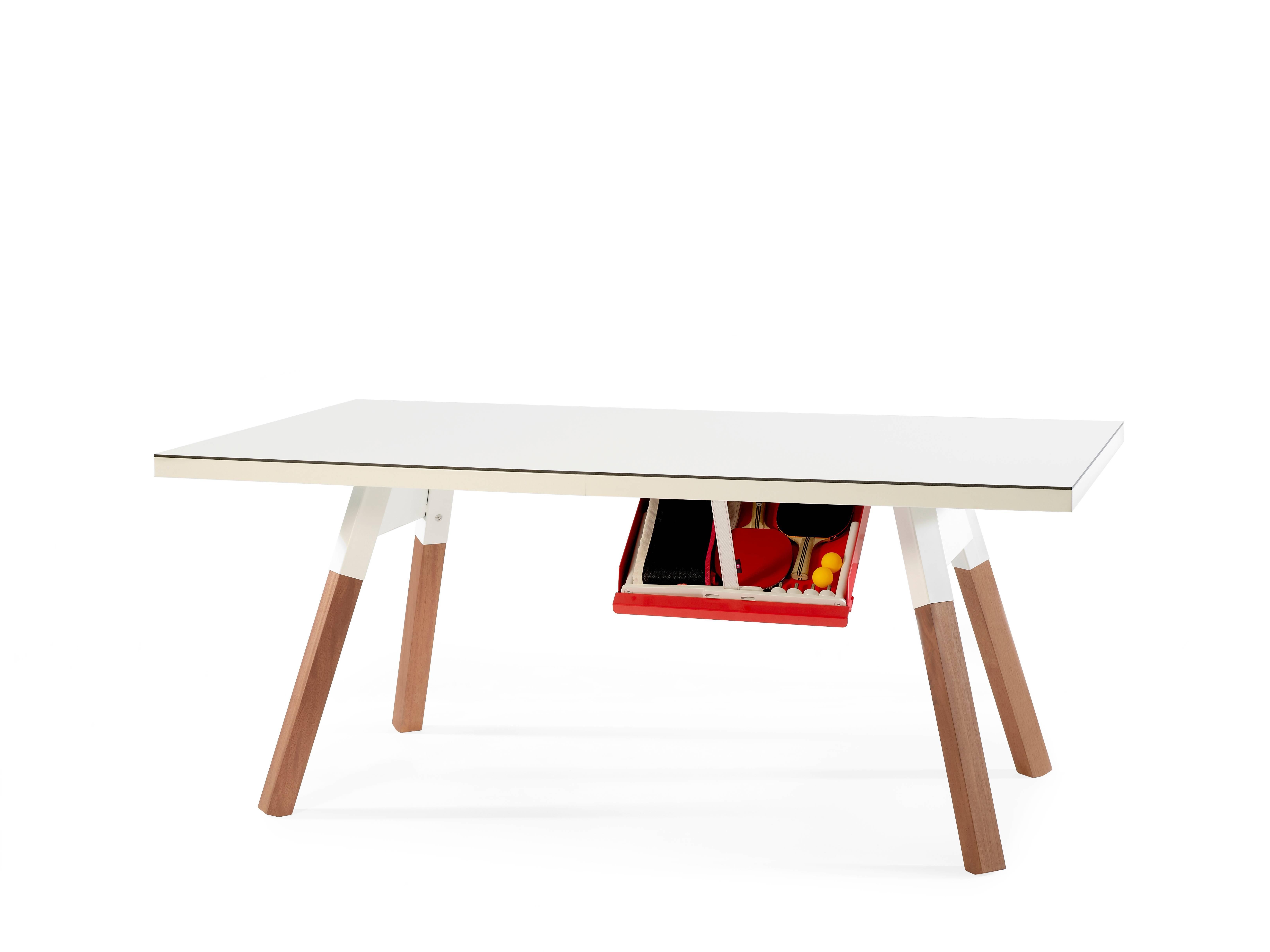 You and Me Small è un tavolo da ping pong dalle dimensioni ridotte per gli spazi ristretti o per i bambini, con una superficie di gioco, un design e una struttura che offrono una piena giocabilità. Quando non vengono utilizzati, tutti gli elementi