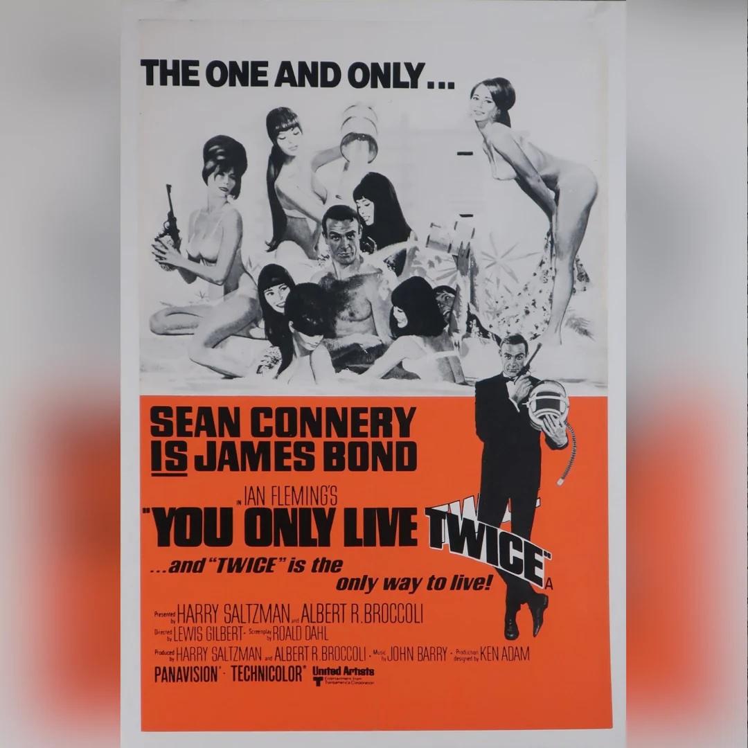 Man lebt nur zweimal (1973r)
UK Doppelkrone (20 X 30 Zoll)

Dieses seltene britische DC (Double-Crown)-Plakat für die Wiederveröffentlichung von You Only Live Twice aus dem Jahr 1973 ist ein begehrtes Sammlerstück. Mit seinen ikonischen Motiven