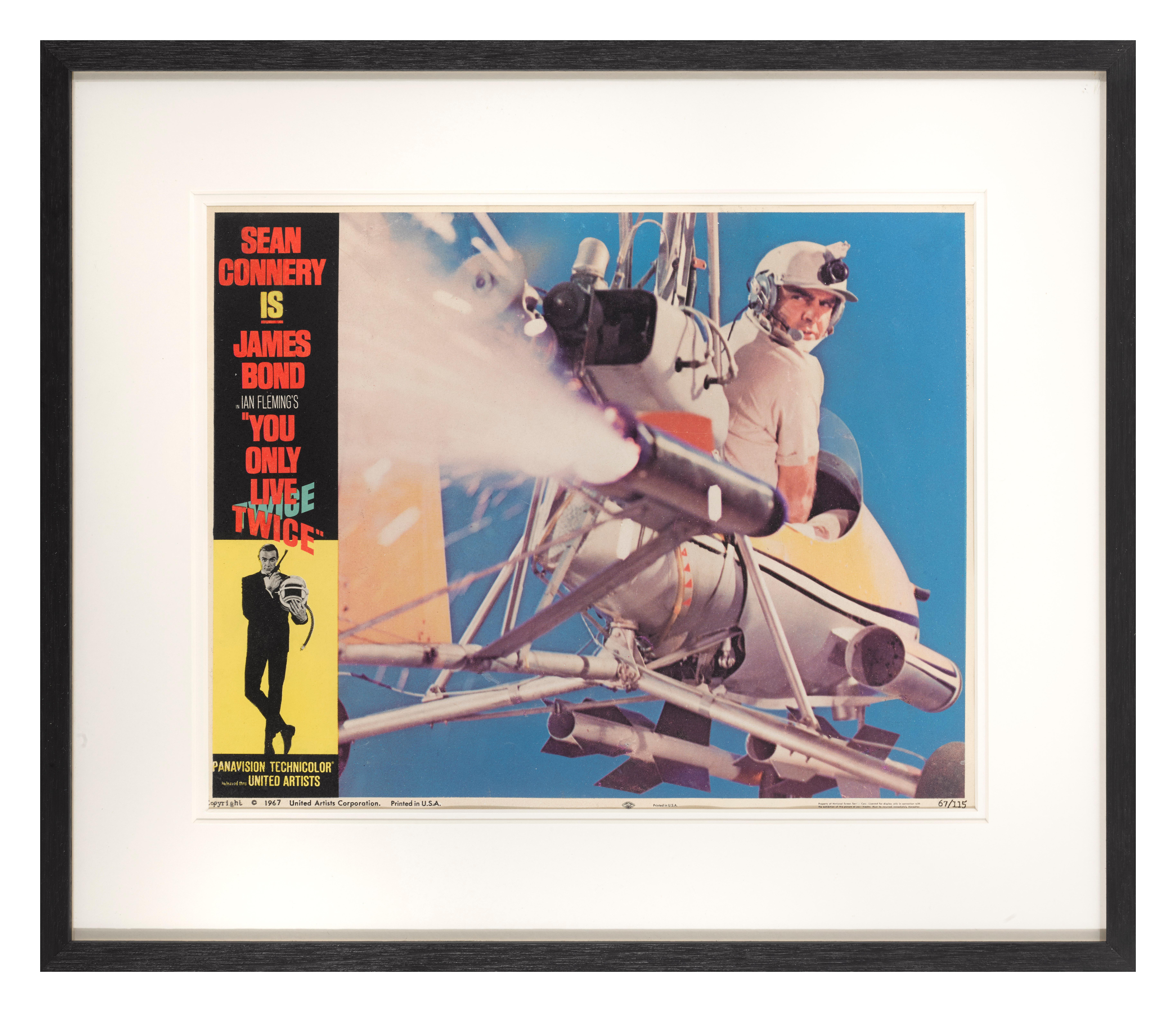 Lobby card original estadounidense de Sólo se vive dos veces.
Ésta es la mejor tarjeta del vestíbulo de la serie de 8 tarjetas que retratan a Sean Connery en Little Nelly.
Fue la quinta película de James Bond producida por Eon Productions. Fue