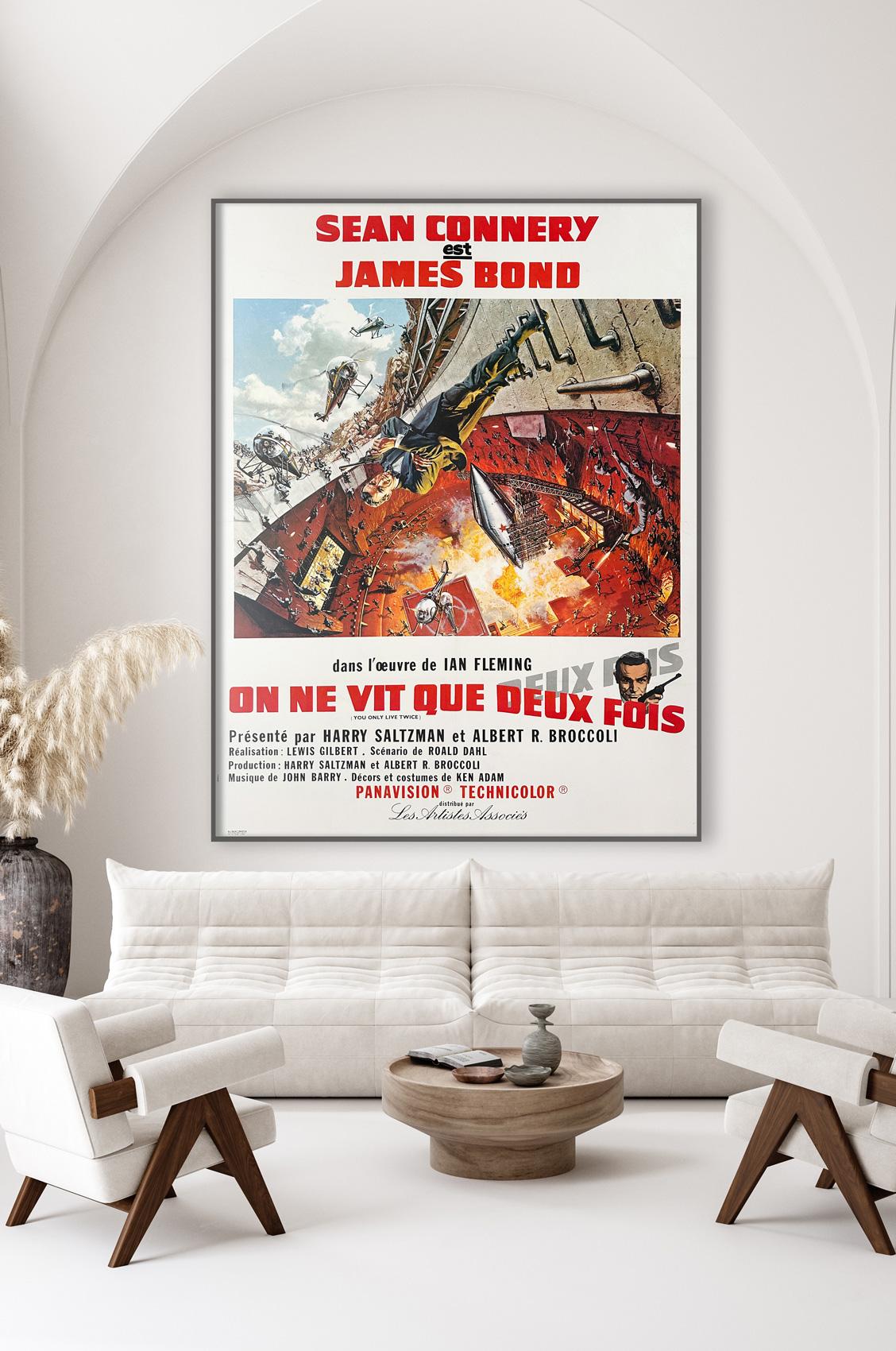 Nos encanta el diseño y los colores de Frank McCarthy en el cartel de la película Sólo se vive dos veces, de French Grande.  Esta primera edición de 1967 es muy rara y está en un estado fantástico.

Quinta película de la serie James Bond,
