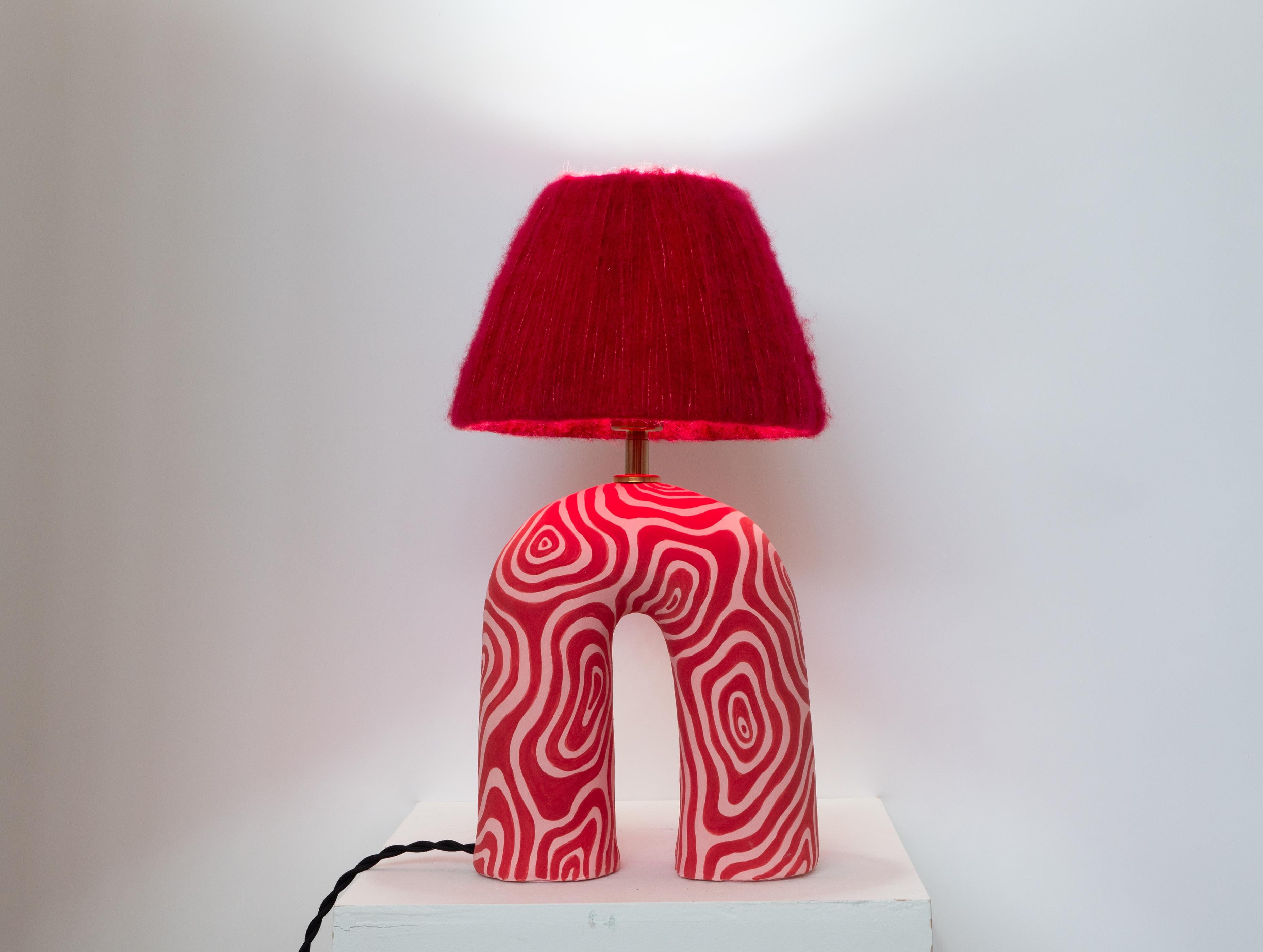 Motif tourbillonnant rouge et rose avec une finition mate et un abat-jour en soie mohair rouge

Le délai de traitement est estimé à 2 semaines à compter de la confirmation de la commande.

Illustré avec une ampoule Mini Globe LED E27. Ampoule non