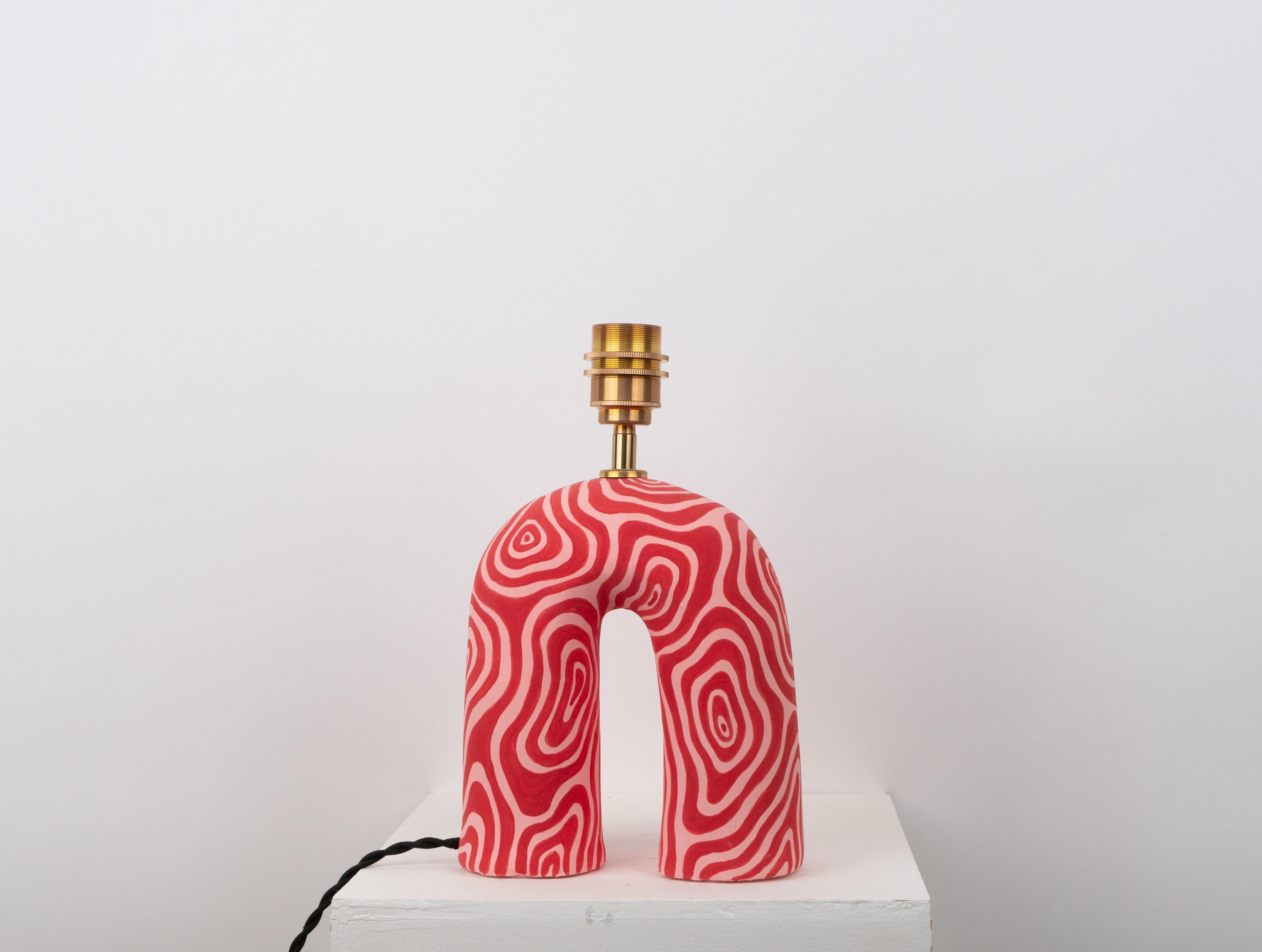 Anglais Lampe de table « You » rouge et rose tourbillonnant (Matte) en vente