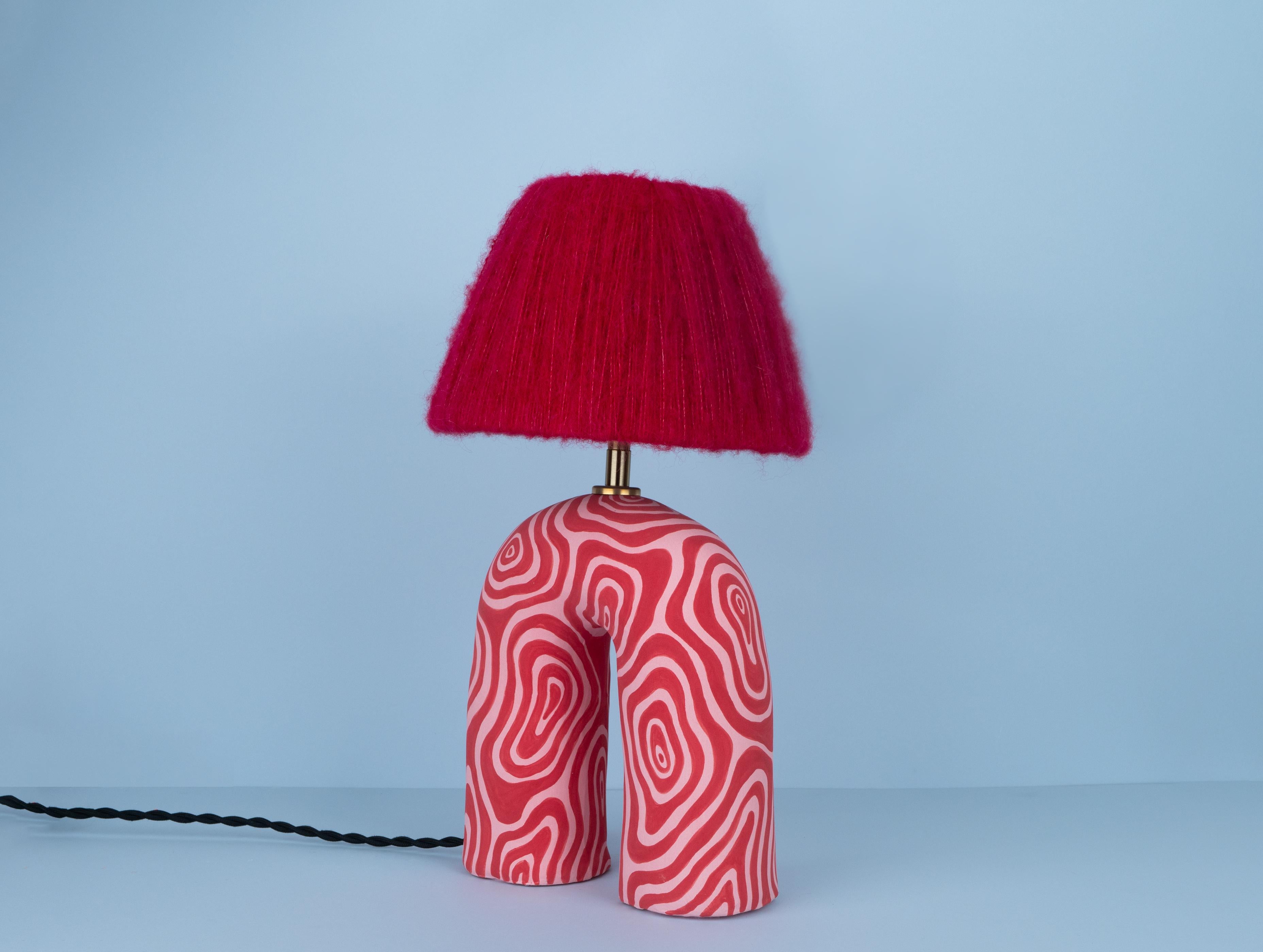 Vernissé Lampe de table « You » rouge et rose tourbillonnant (Matte) en vente