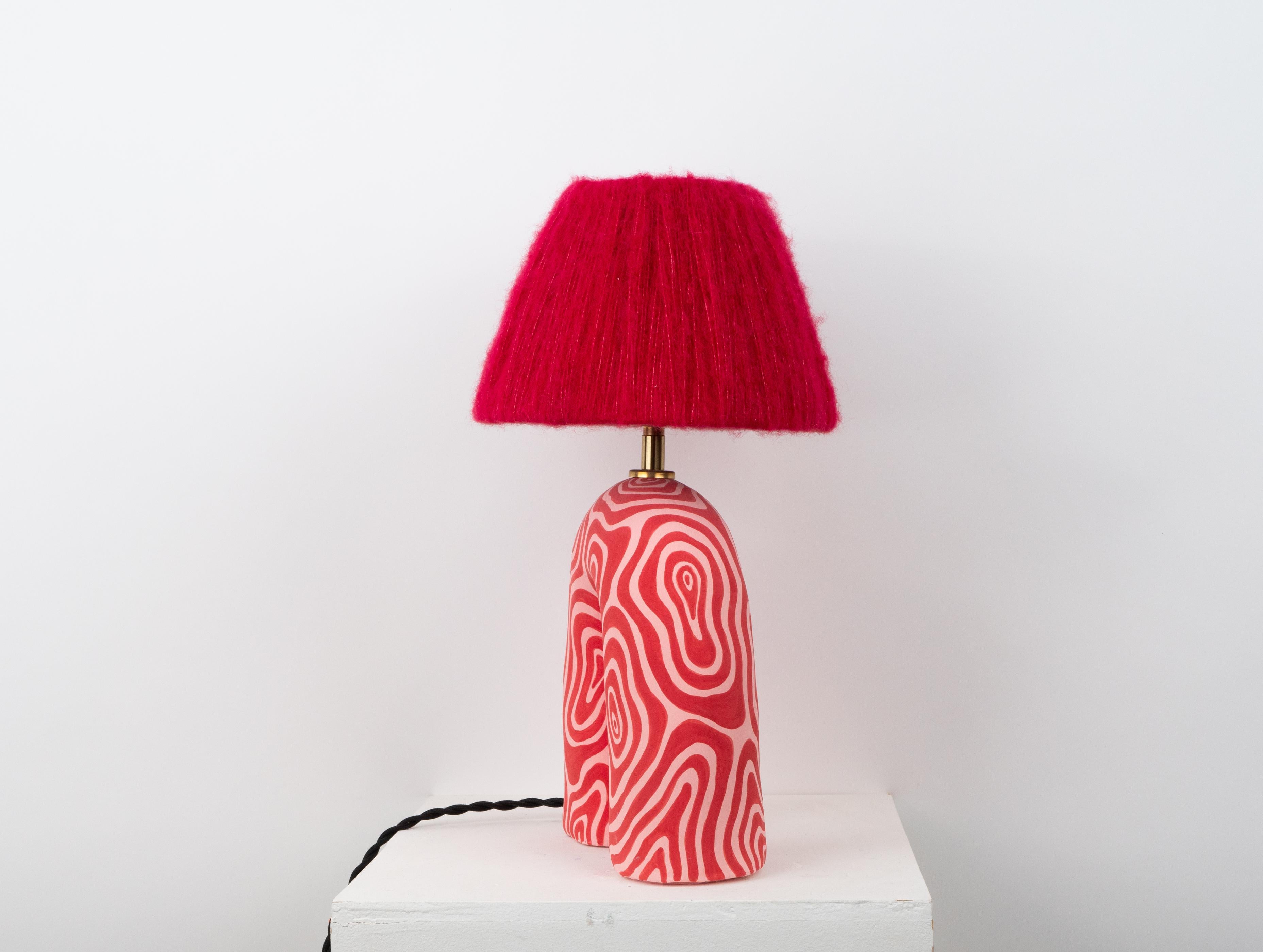 Lampe de table « You » rouge et rose tourbillonnant (Matte) en vente 1