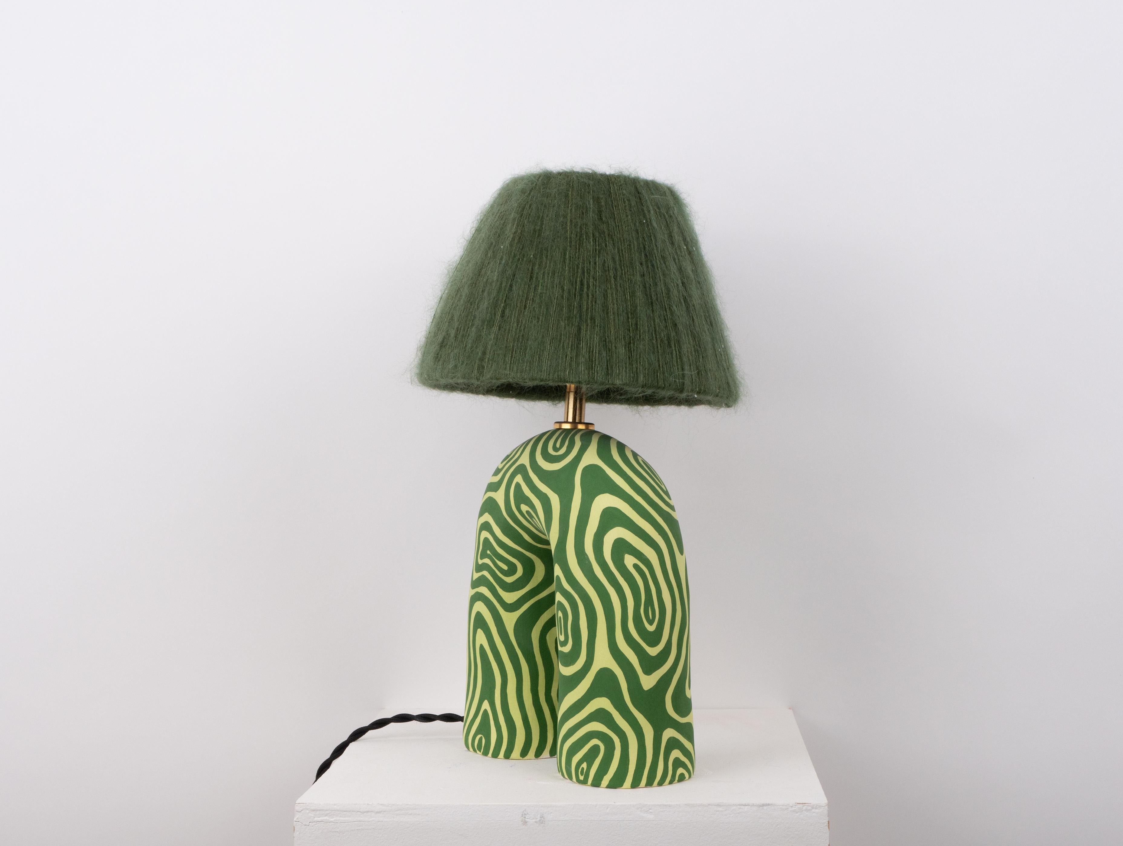 Vernissé Lampe de table « You » deux tons de tourbillon vert (Matte) en vente
