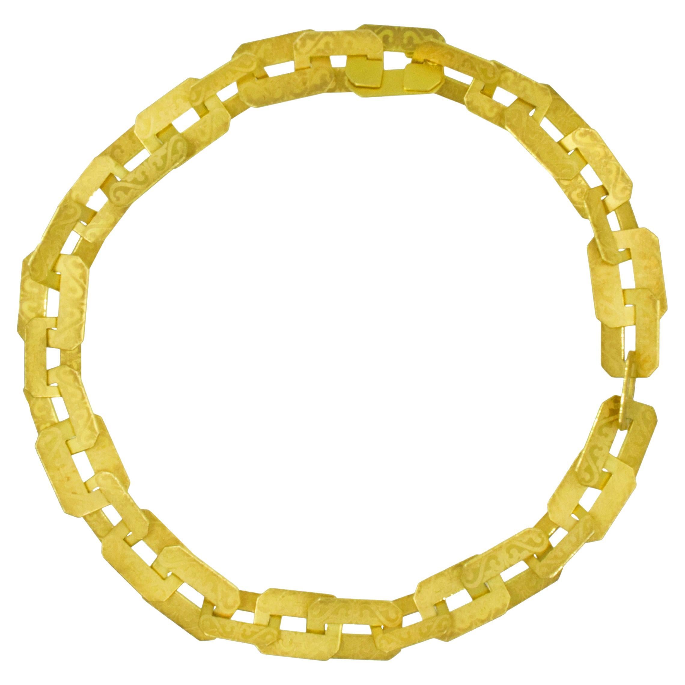  Collana a maglie rettangolari in oro giallo 18k Youmna. Questa collana è costituita da 32 maglie rettangolari in  Misure diverse, realizzato in oro giallo 18 carati, con finitura opaca
e finitura spazzolata  am designs. Dotato di serratura