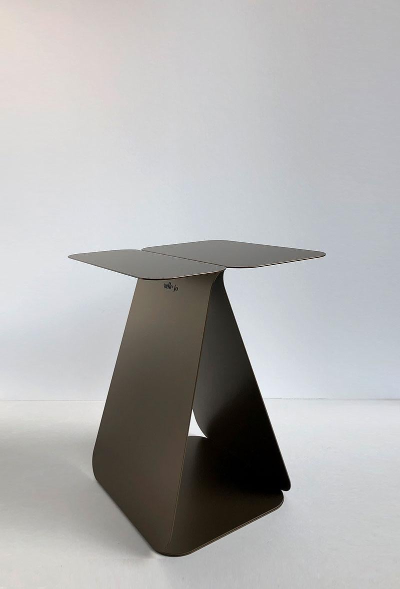 YOUMY Rechteckiger Tisch aus Bronze von Mademoiselle Jo
Abmessungen: T 33 x B 34 x H 43 cm.
MATERIALIEN: Bronzefarbener Stahl.

Auch in verschiedenen Farben und Ausführungen erhältlich. Runde symmetrische oder rechteckige asymmetrische Version.
