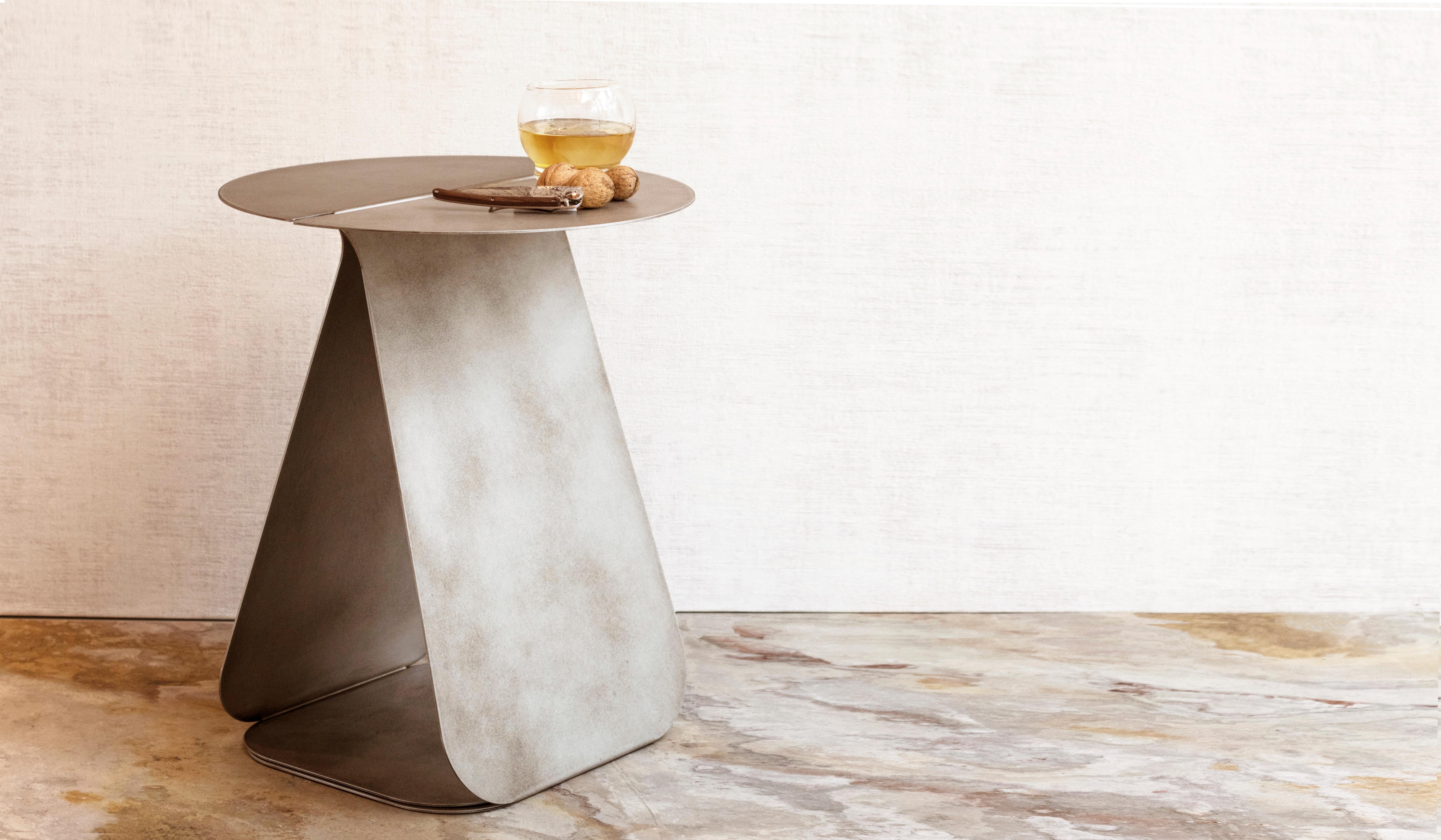 Runder Foggy-Beistelltisch von Mademoiselle Jo im Zustand „Neu“ im Angebot in Geneve, CH