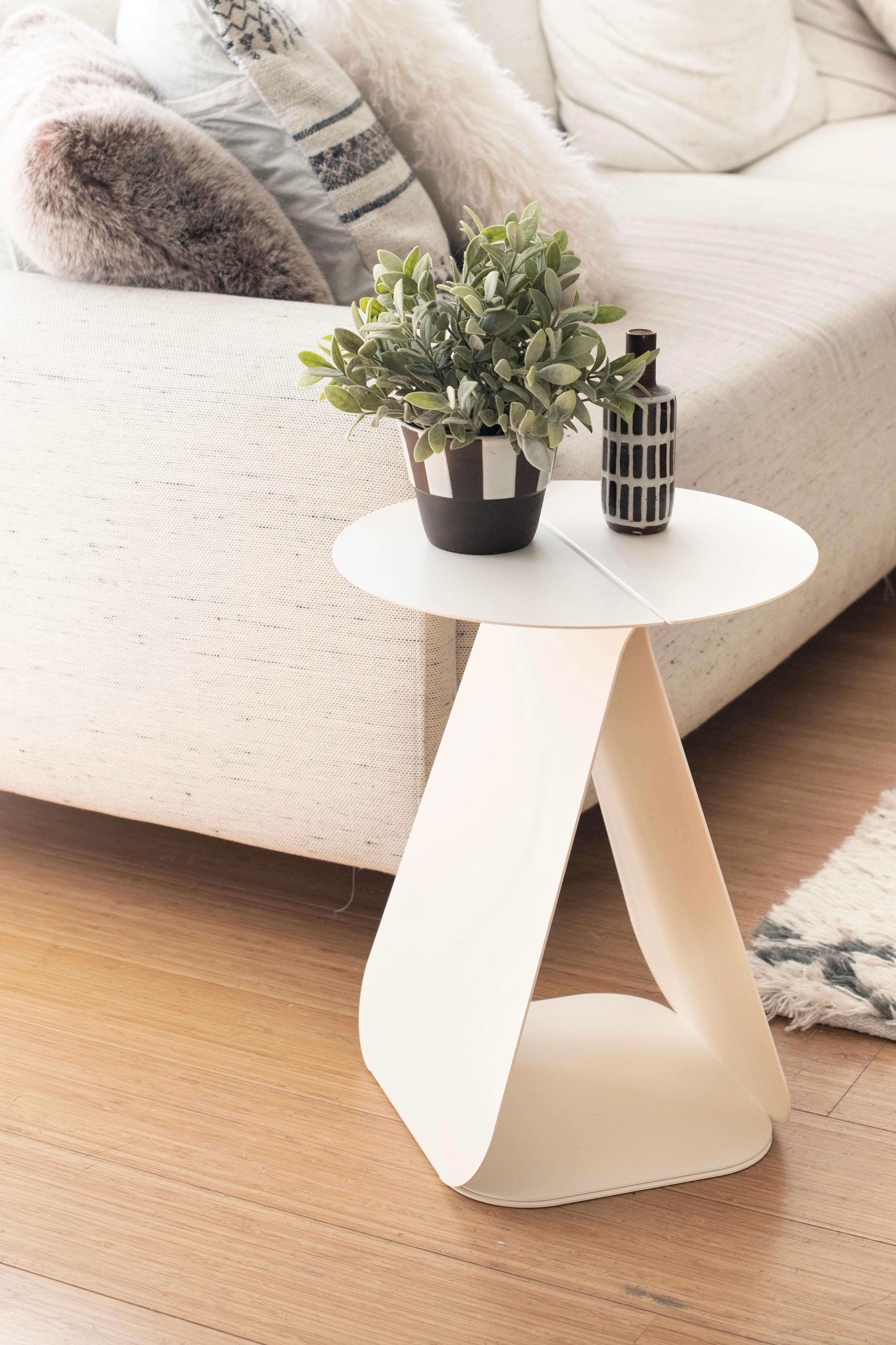 YOUMY Round White Side Table by Mademoiselle Jo In New Condition For Sale In Geneve, CH