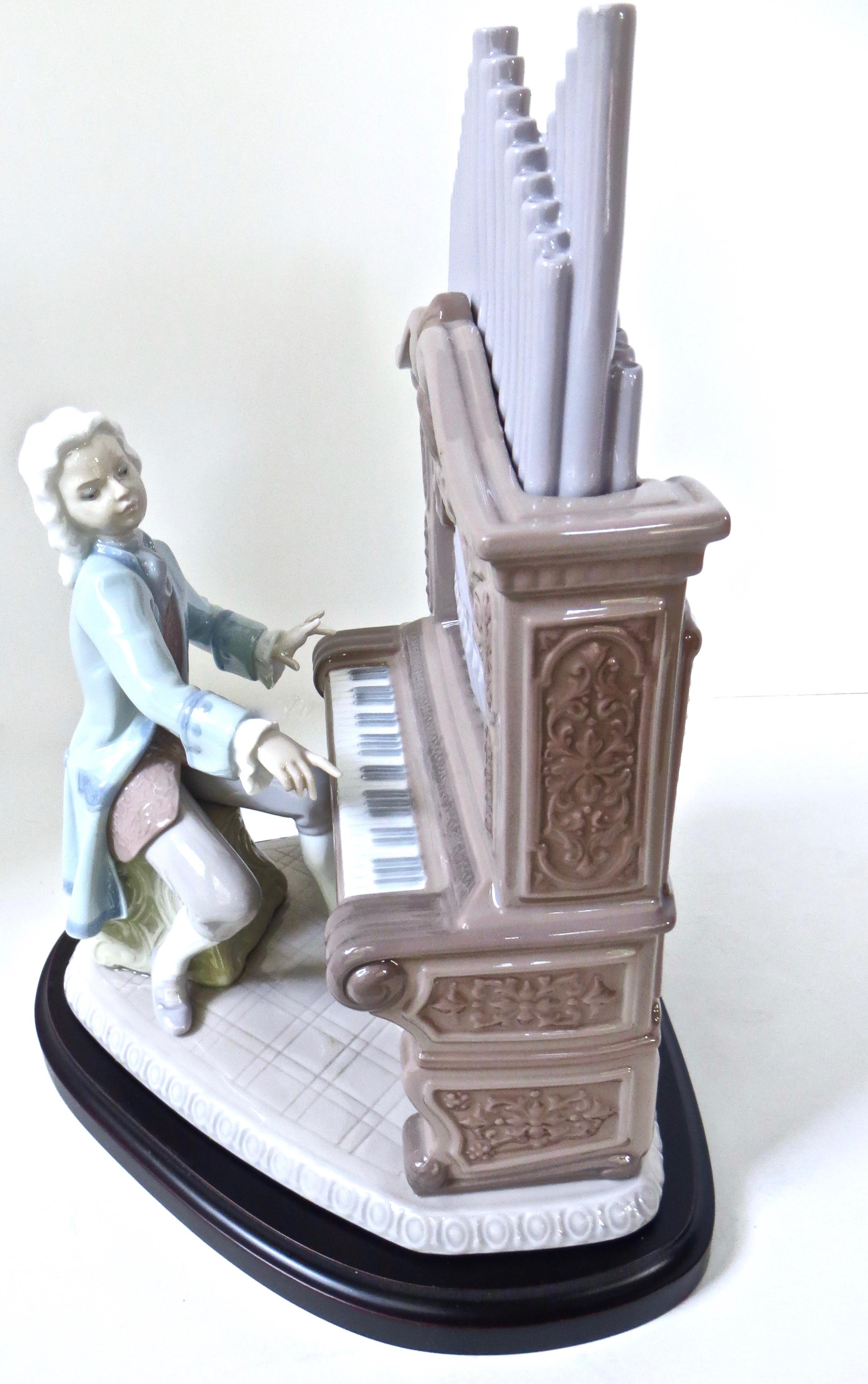 „Junger Bach“-Porzellanskulptur von Lladro, Spanien, Bach an der Pfeifenorgel im Angebot 1