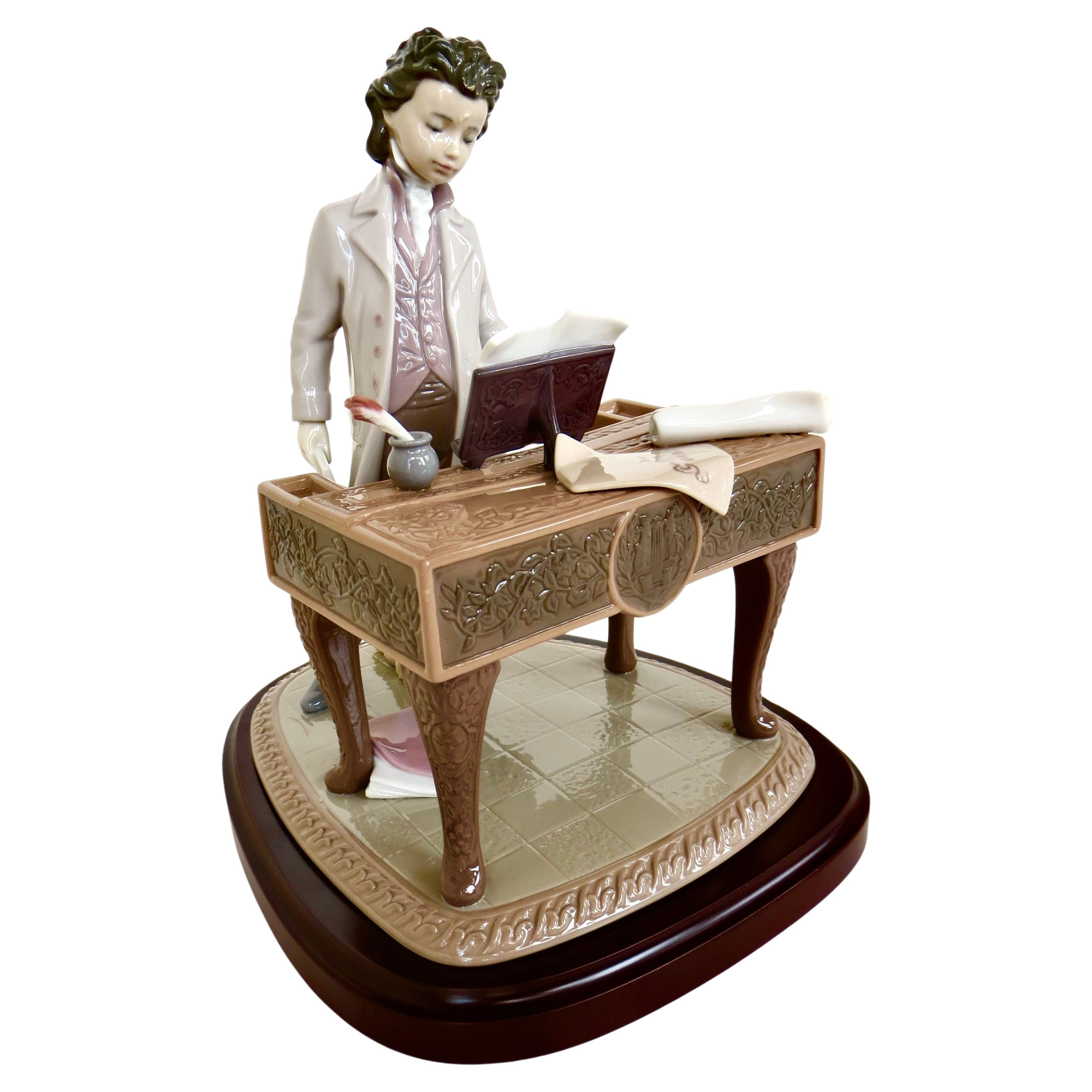 Escultura de porcelana "Joven Beethoven" de Lladro España Beethoven al piano
