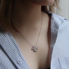 Dilys Young par Dilys Collier Legacy en or blanc 18 carats avec diamants en forme de nœud éternel