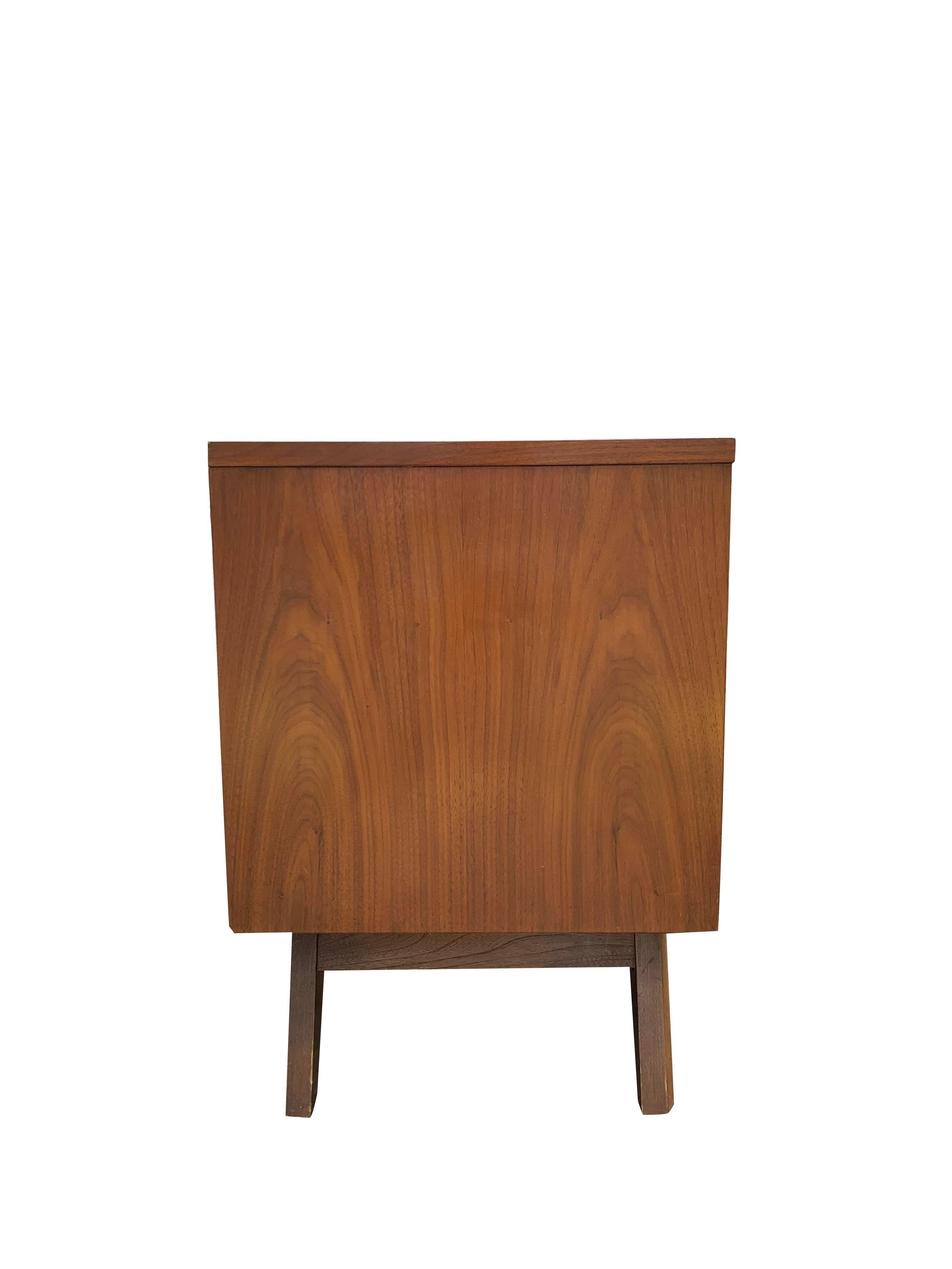 Mid-20th Century Young & Co Mid Century Modern Nightstands With Drawers for Storage - Set of 2