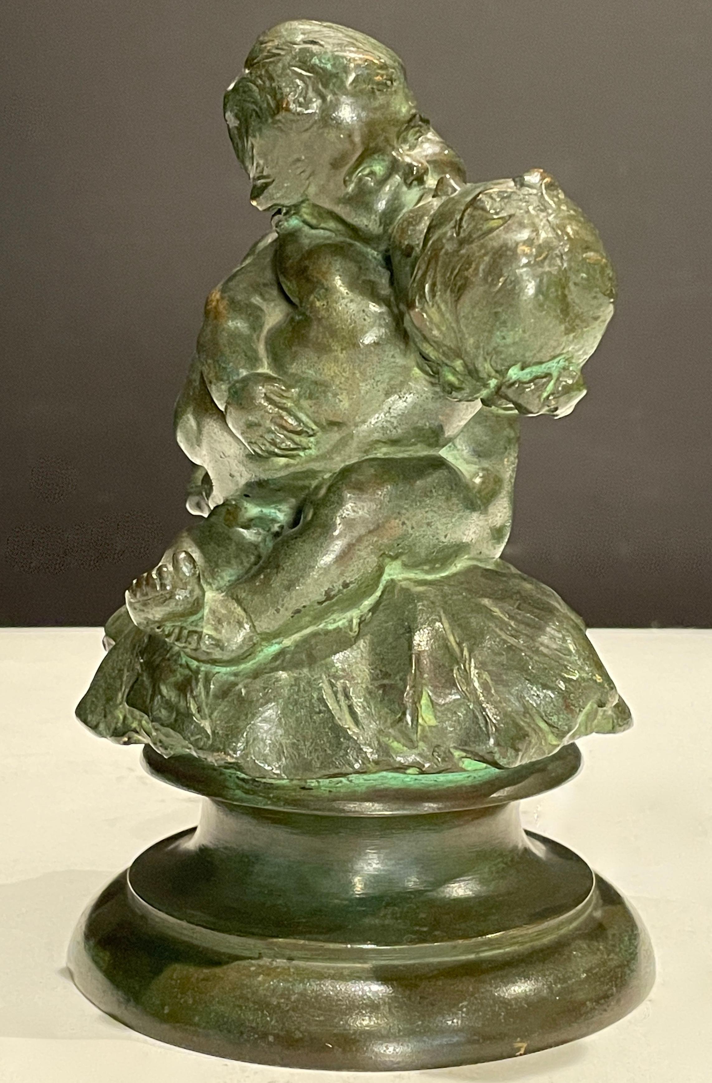 Allemand Étreinte de chérubin en bronze de Ludwig Dasio en vente