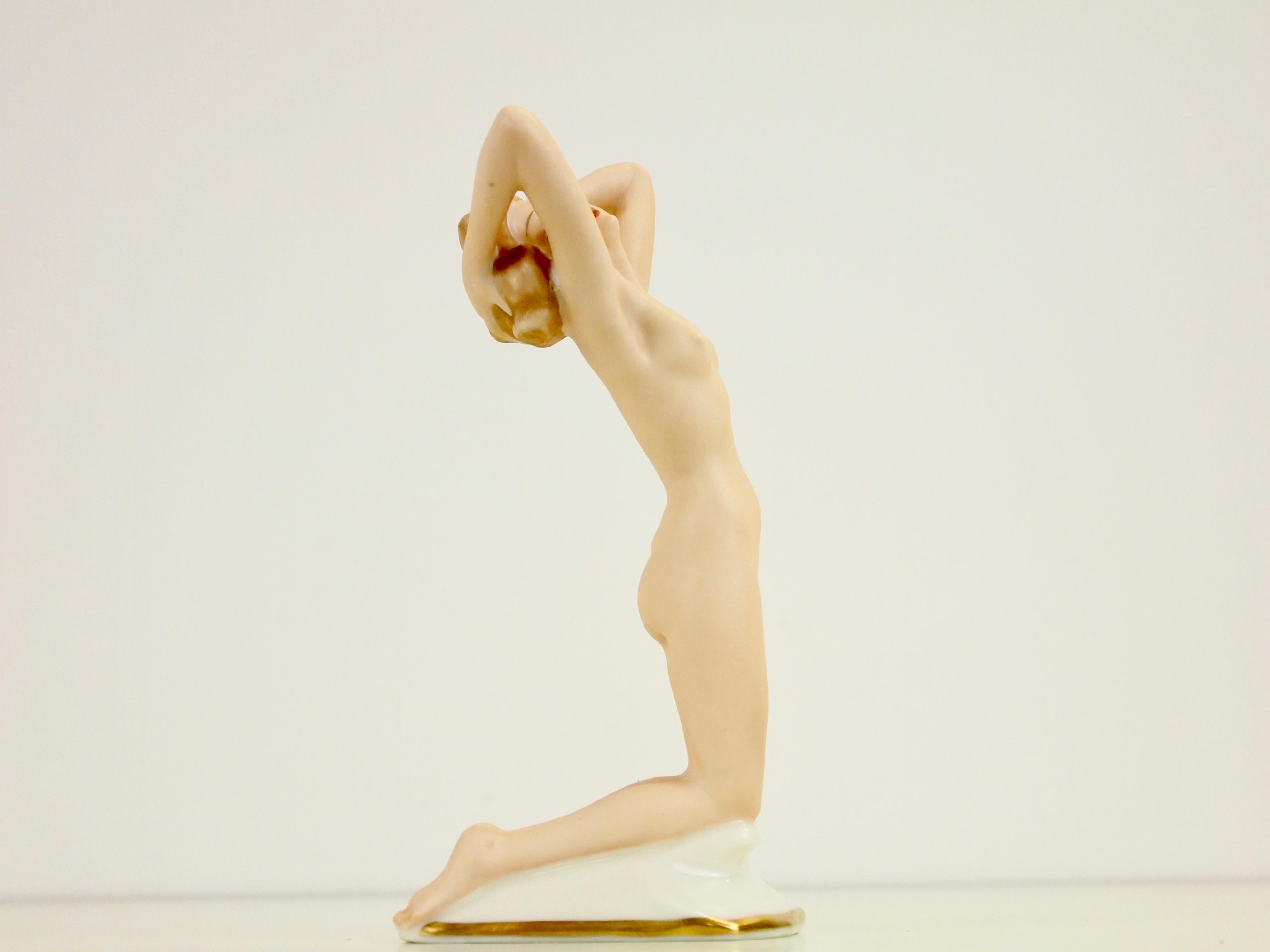 Sehr elegante Porzellanfigur aus der Mitte des Jahrhunderts, die einen jungen weiblichen Akt darstellt, von Karl Tutter für Hutschenreuther.

Diese Porzellanfigur aus der Mitte des Jahrhunderts stammt aus der Zeit von 1955 bis 1969 und wurde in