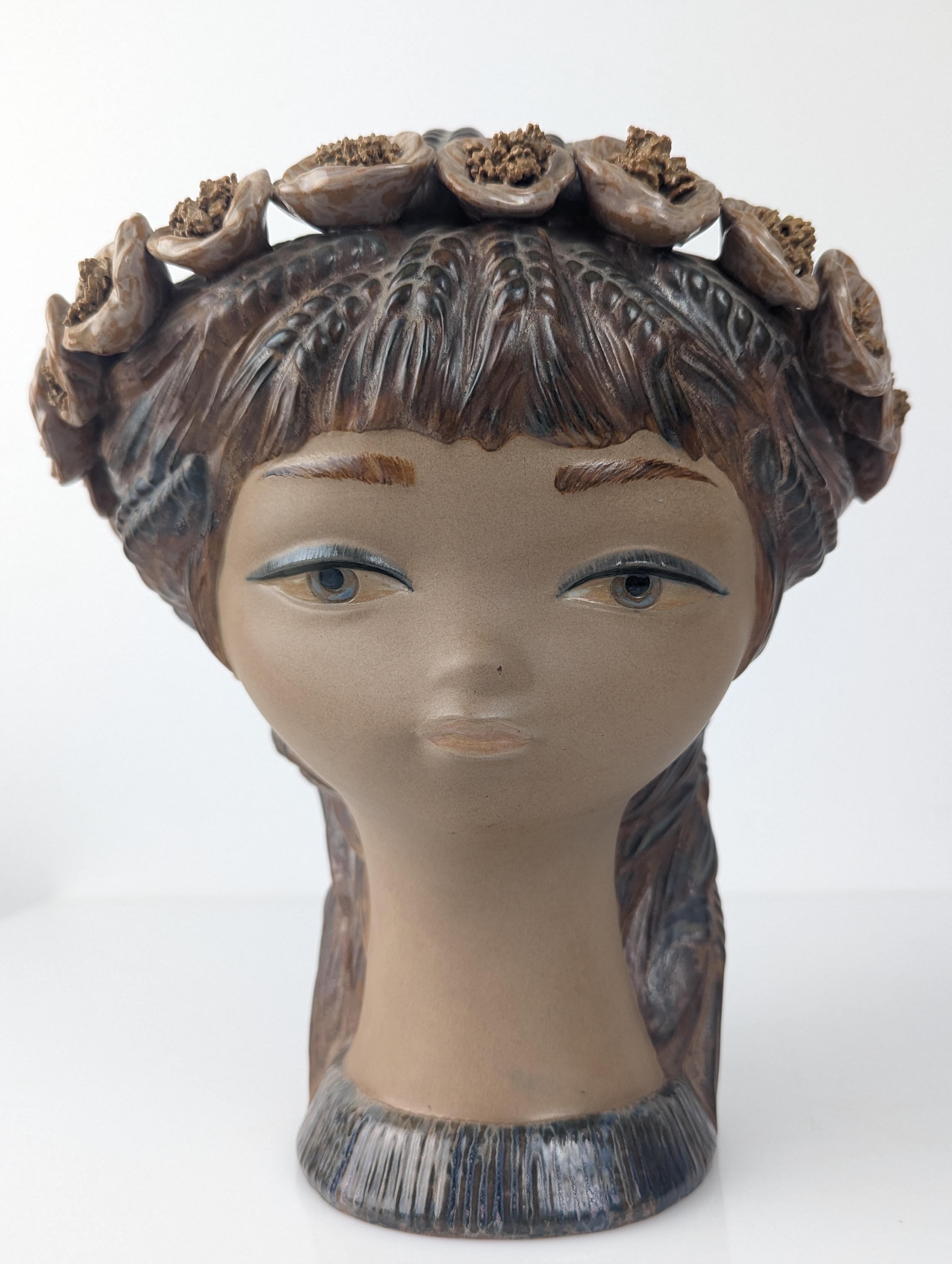 Young girl head vase with flowers and spikes of stoneware Lladró 1970s For Sale 1