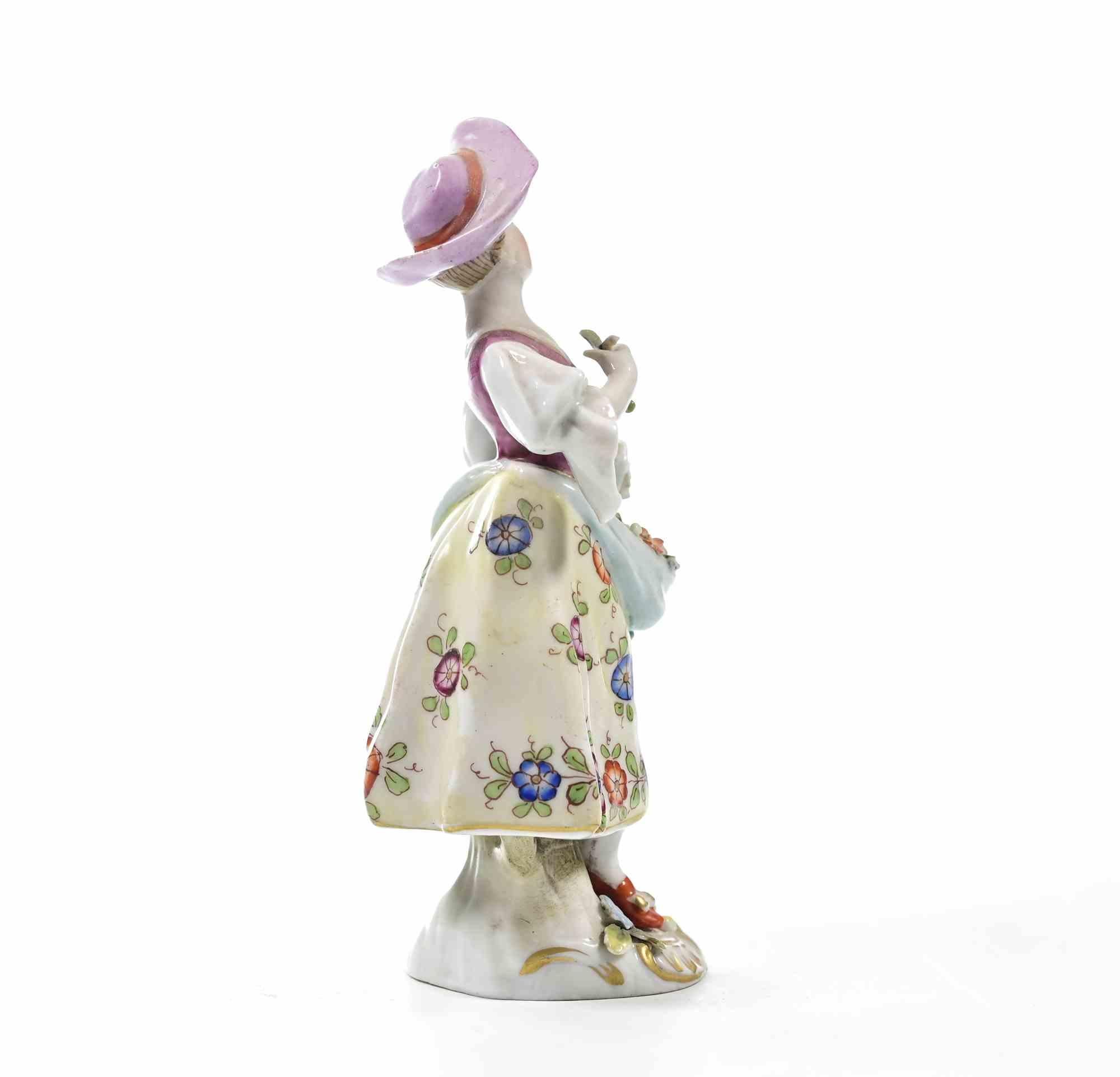 Ceramica Scultura di ragazza, inizio XX secolo in vendita