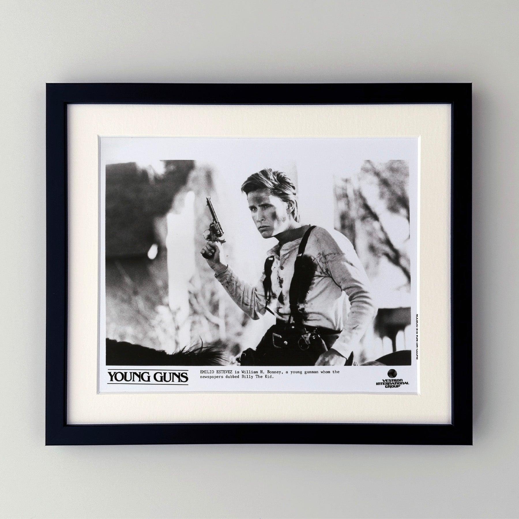Original 8x10 inches Publicity Film Still for Young Guns (1988) avec Emilio Estevez, Kiefer Sutherland et Lou Diamond Phillips.

Les photos de publicité (film/production) ont été créées pour aider les studios à promouvoir leurs nouveaux films. Les