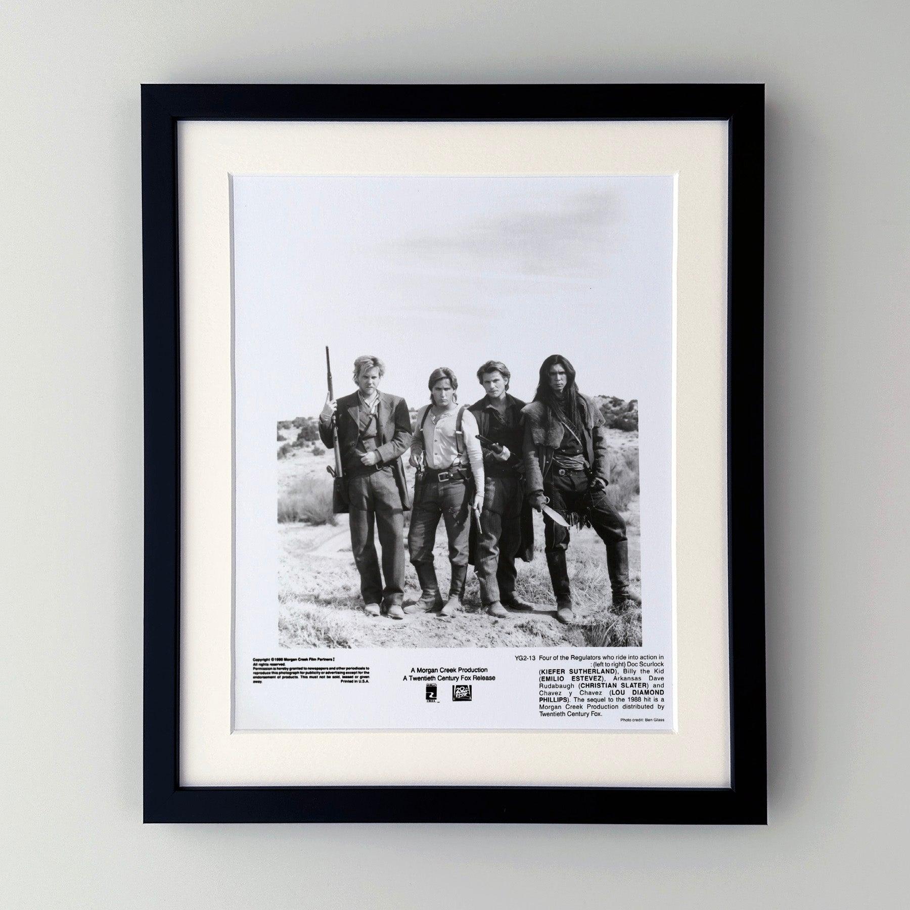 Fotogramma pubblicitario originale 8x10 pollici per Young Guns (1988) con Emilio Estevez, Kiefer Sutherland e Lou Diamond Phillips.

Le foto pubblicitarie (film/produzione) sono state create per aiutare gli studios a promuovere i loro nuovi film. Le