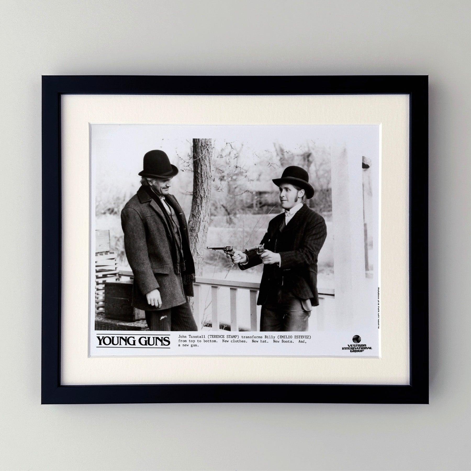 Original 8x10 Zoll Werbestandbild für Young Guns (1988) mit Emilio Estevez, Kiefer Sutherland und Lou Diamond Phillips in den Hauptrollen.

Werbefotos (Film/Produktion) wurden erstellt, um die Studios bei der Werbung für ihre neuen Filme zu