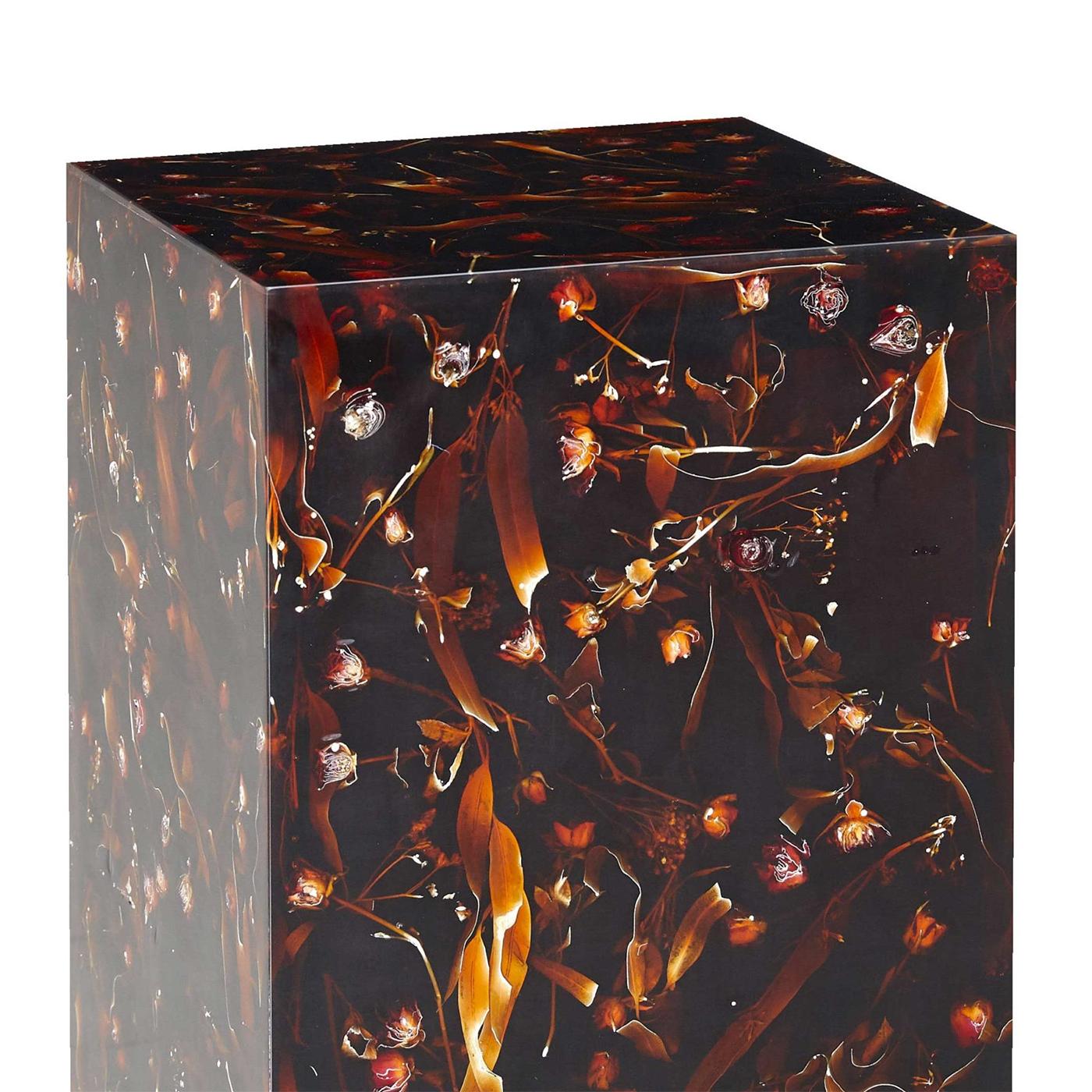 Side table young inches in resin, all in
one resin block with young inches flowers
taken inside resin block.