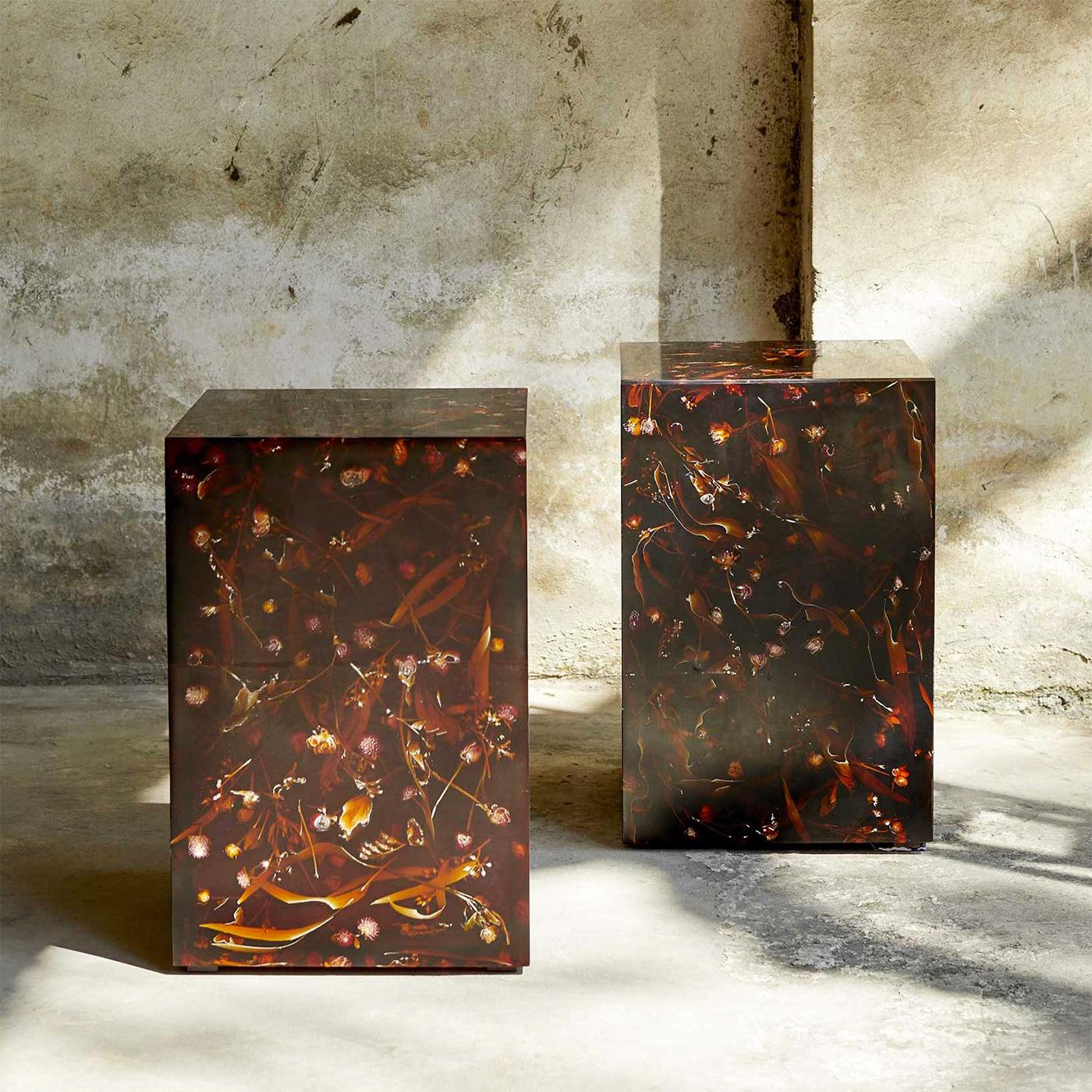 Young Inches Side Table in Resin For Sale 1