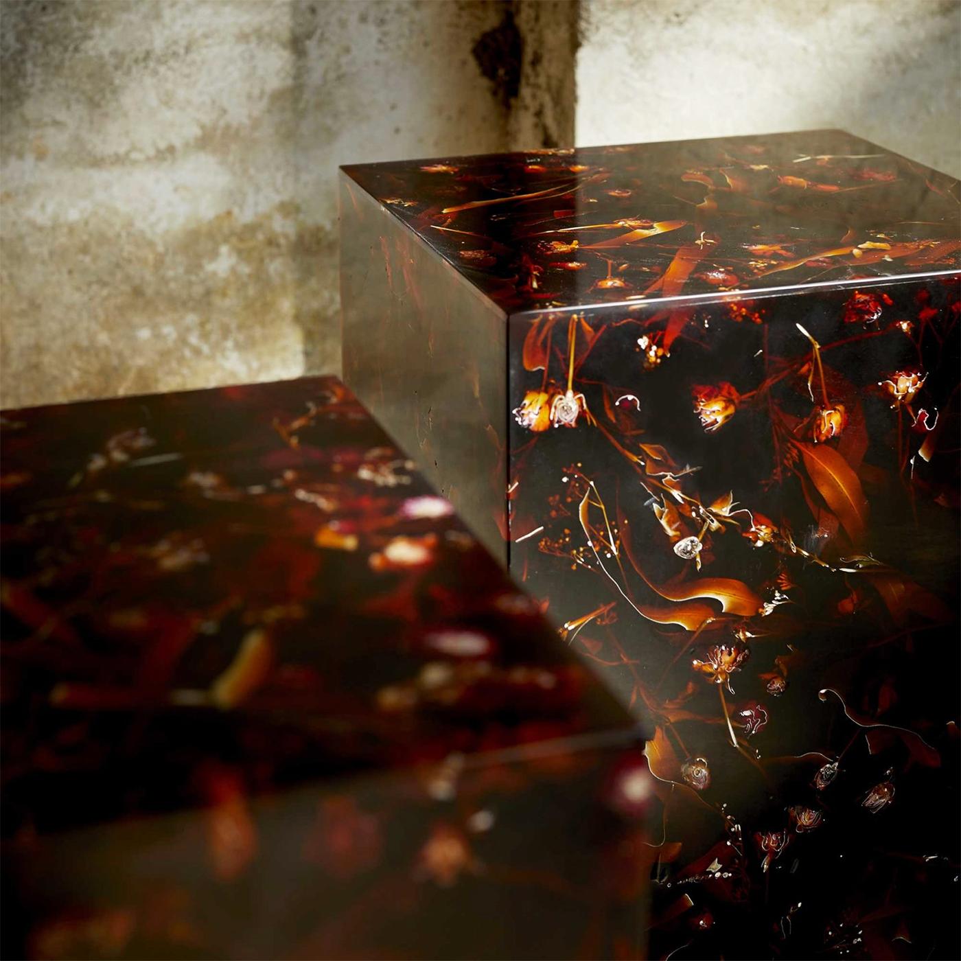 Young Inches Side Table in Resin For Sale 2