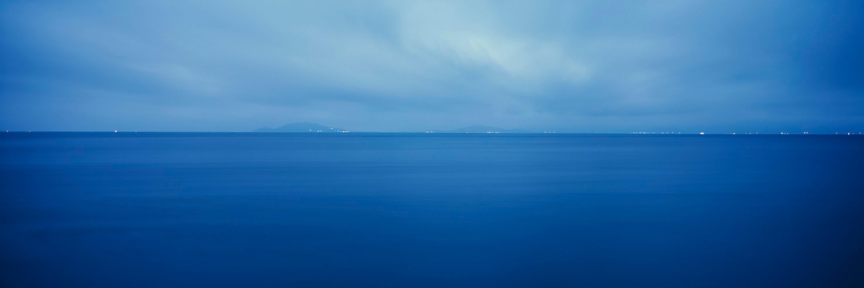 Landscape Photograph Young Jin Choi - Geojeon (photographie, imprimé, skis bleus, eaux paisibles, océan, mer ouverte)