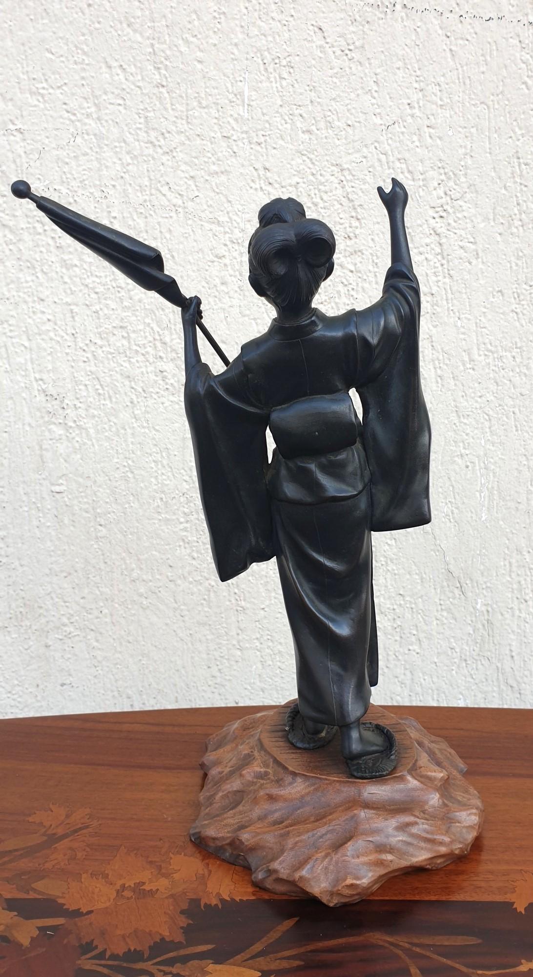 Giovane donna con ombrello, bronzo Giappone, epoca Meiji, XIX secolo in vendita 5