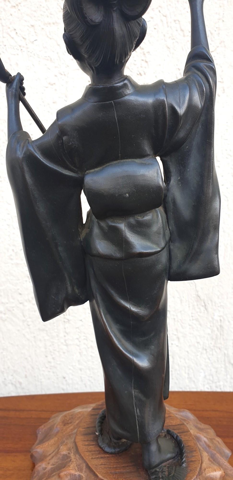 Giovane donna con ombrello, bronzo Giappone, epoca Meiji, XIX secolo in vendita 7