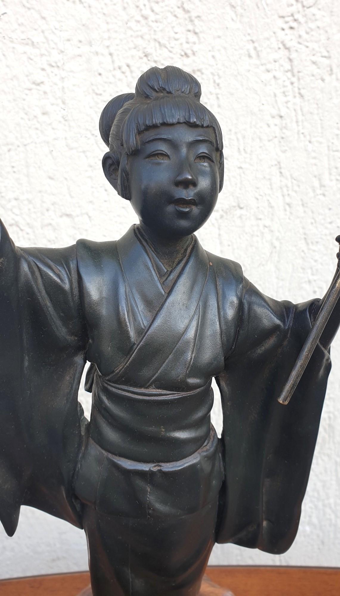 Young Lady With Umbrella, Bronze Japan, Meiji Era, 19th Century In Good Condition For Sale In MARSEILLE, FR