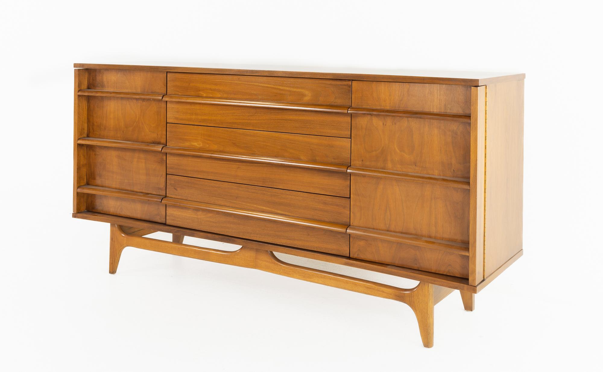 Mid-Century Modern Young Manufacturing Mid Century Buffet Sideboard Credenza