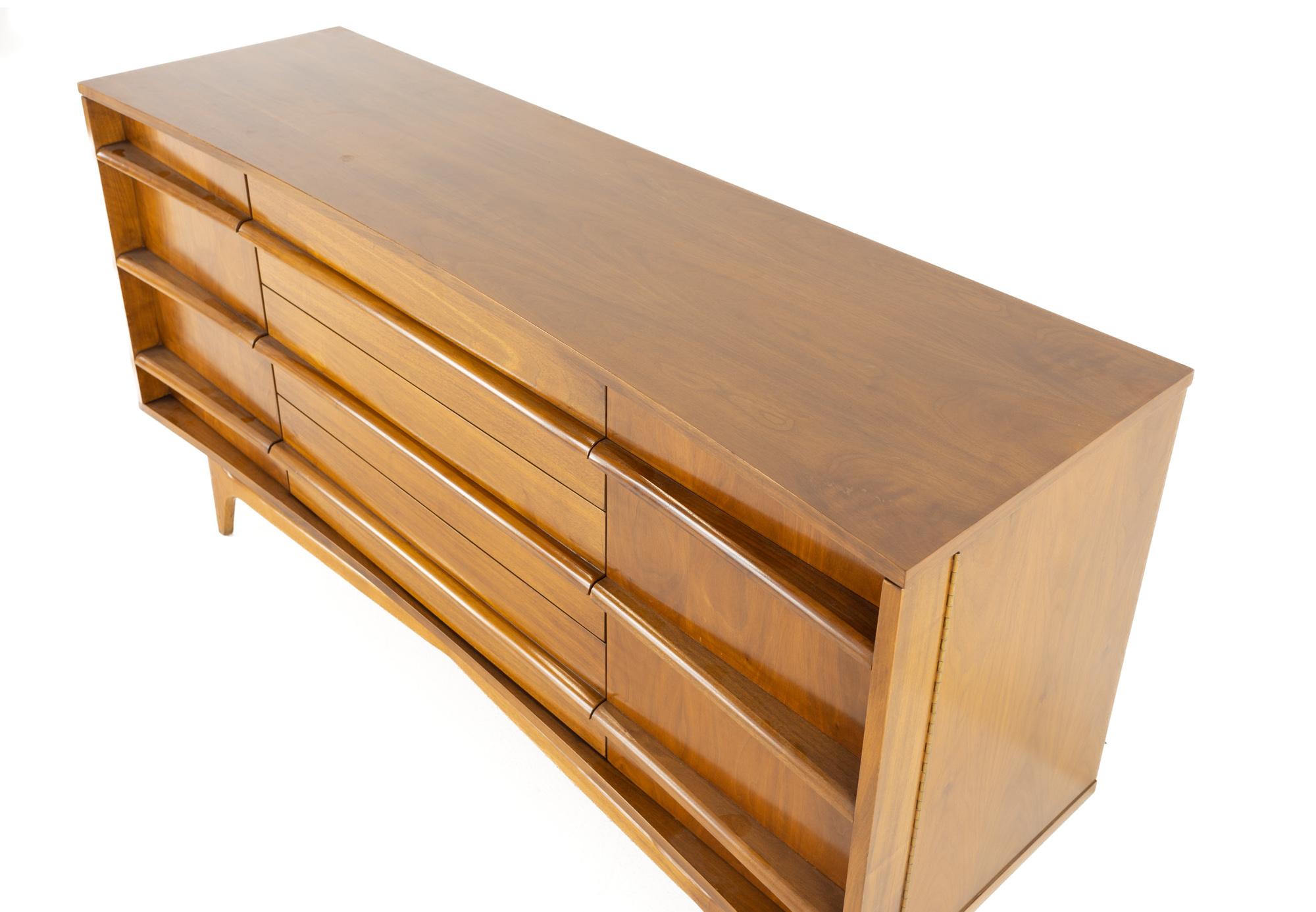Young Manufacturing Mid Century Buffet Sideboard Credenza In Good Condition In Countryside, IL