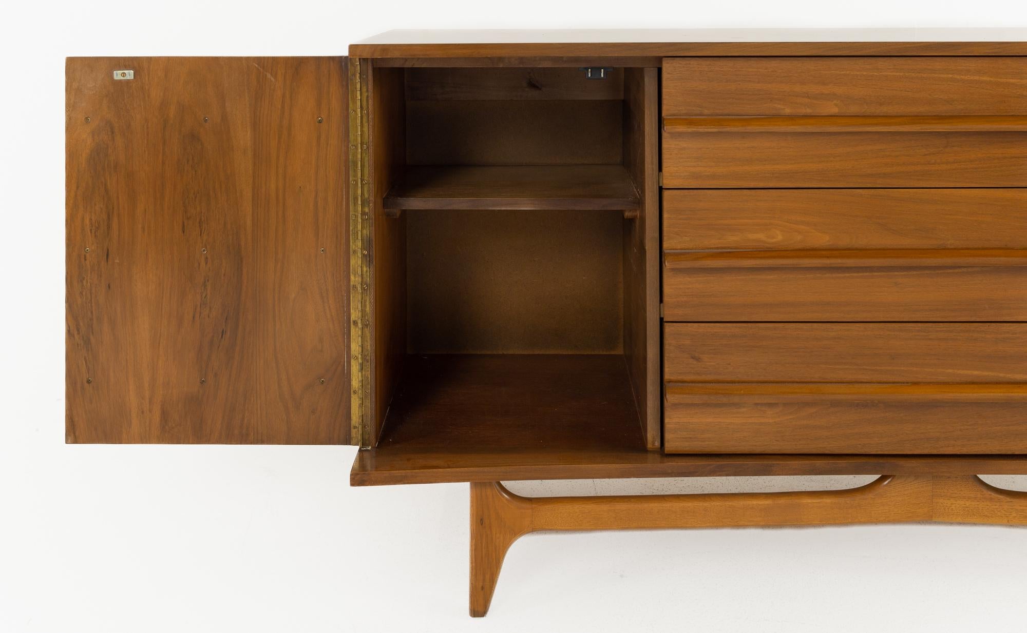Late 20th Century Young Manufacturing Mid Century Buffet Sideboard Credenza