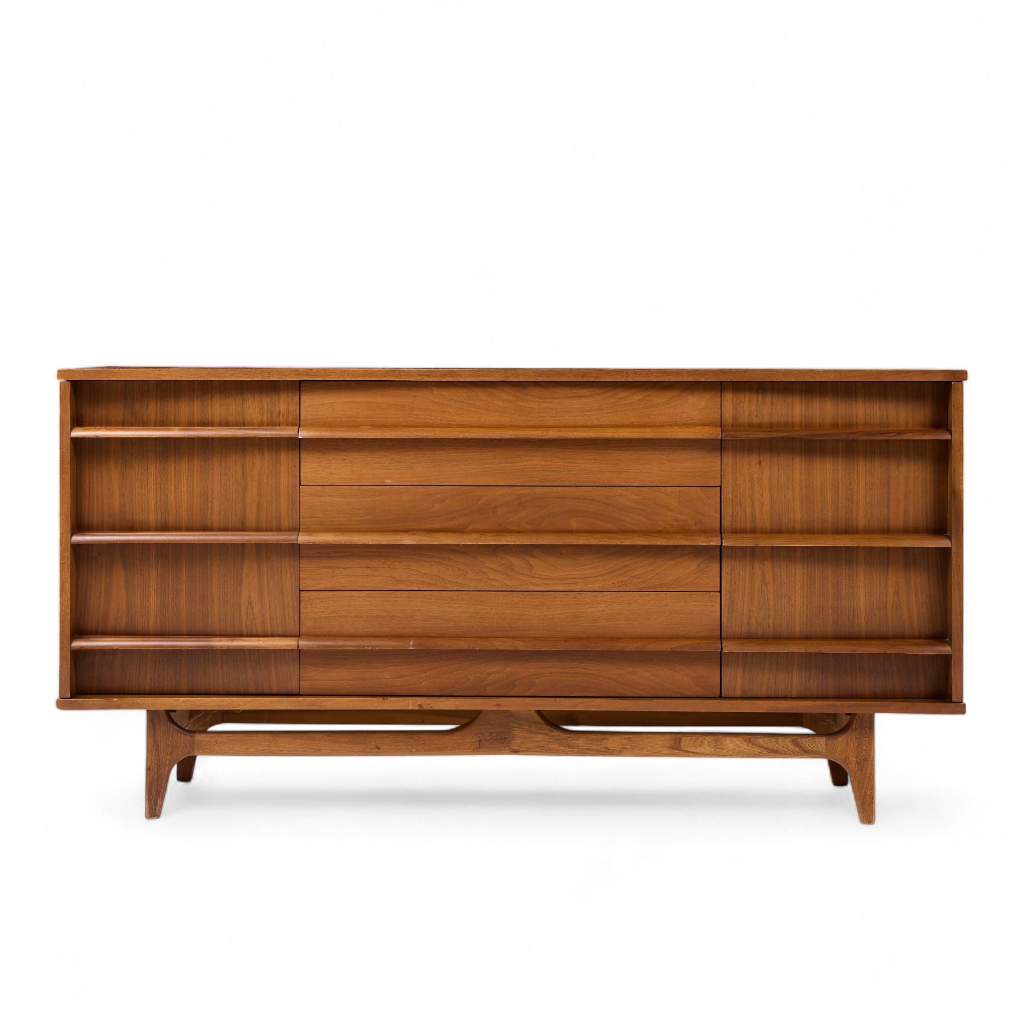 Credenza de mediados de siglo Young Manufacturing

Este aparador mide 64 de ancho x 19 de fondo x 32 pulgadas de alto

Gran estado vintage - Pequeños arañazos superficiales. Los cajones y las puertas funcionan de maravilla. La pieza es
