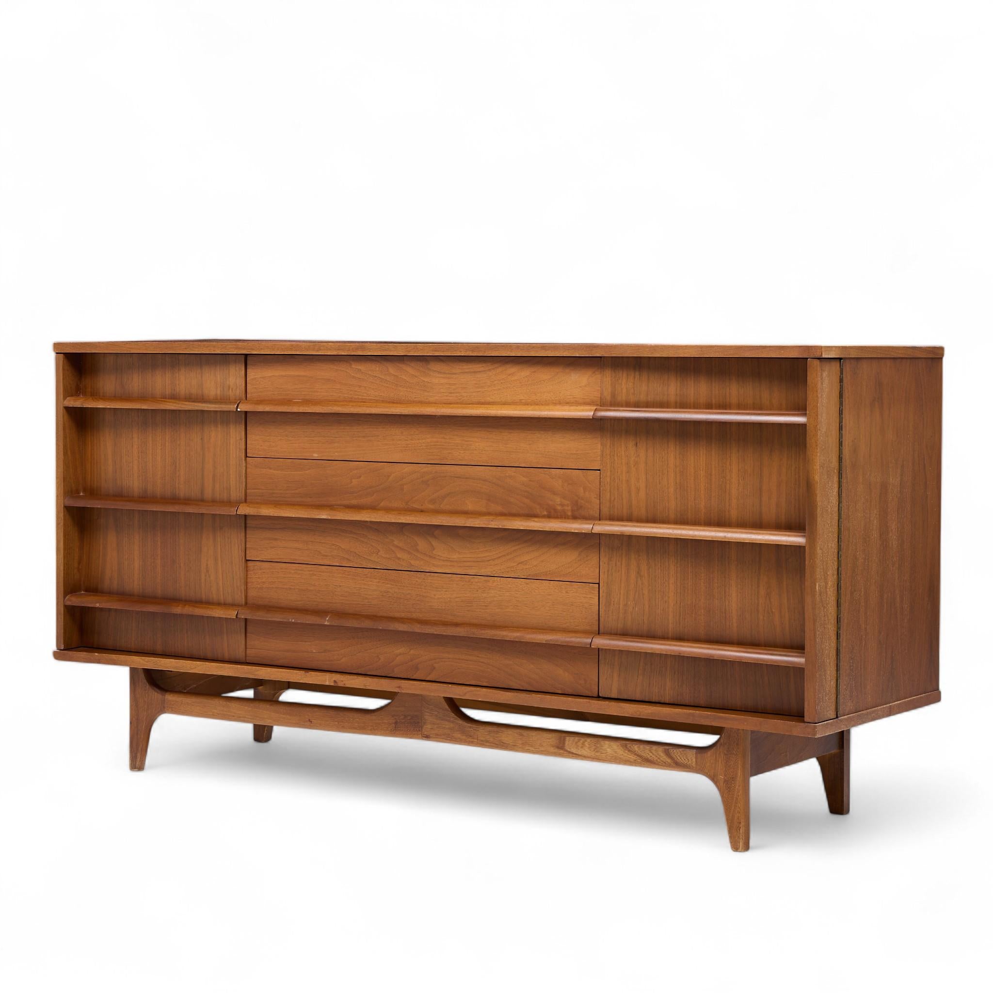 Credenza de mediados de siglo Young Manufacturing Moderno de mediados de siglo en venta