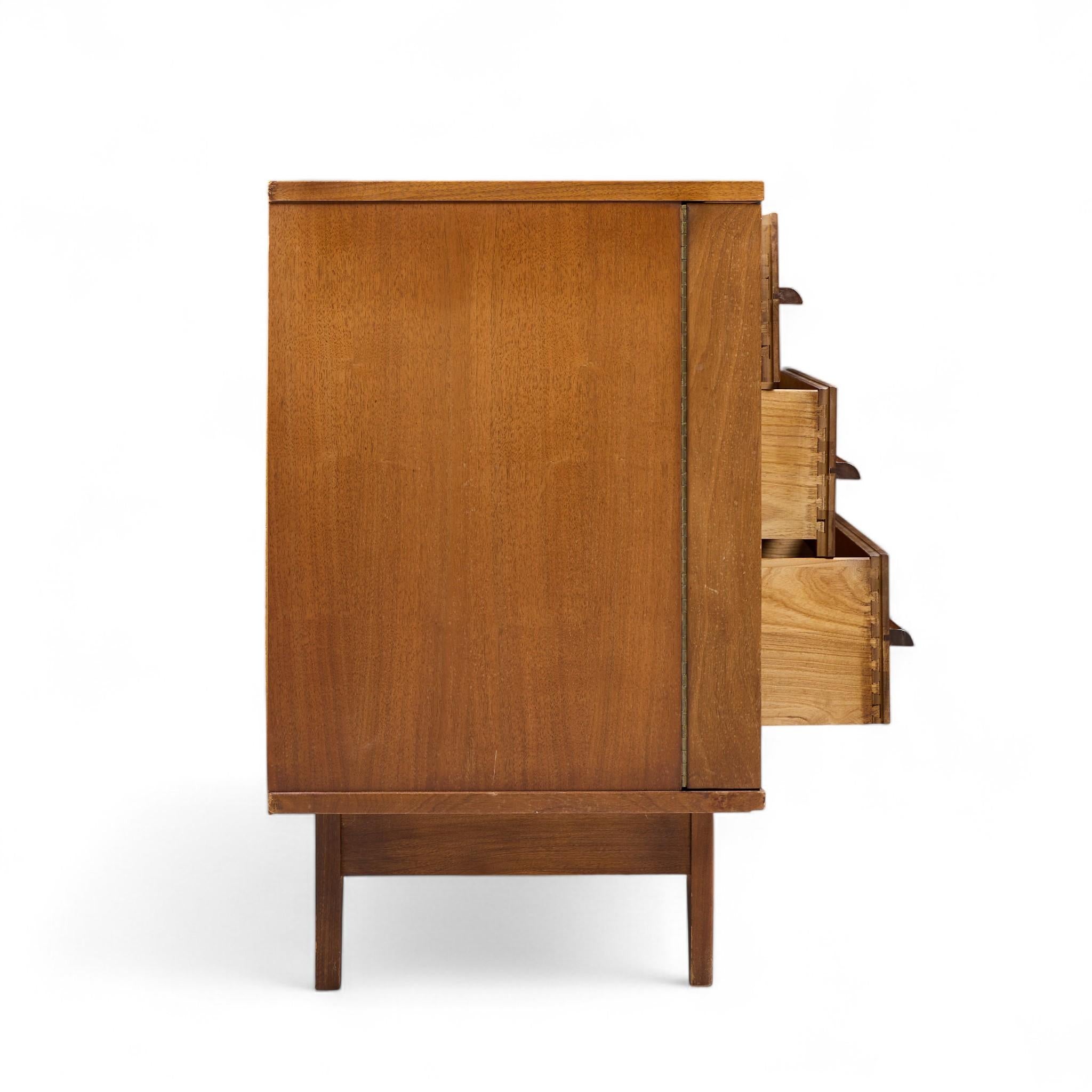 Credenza de mediados de siglo Young Manufacturing Estadounidense en venta