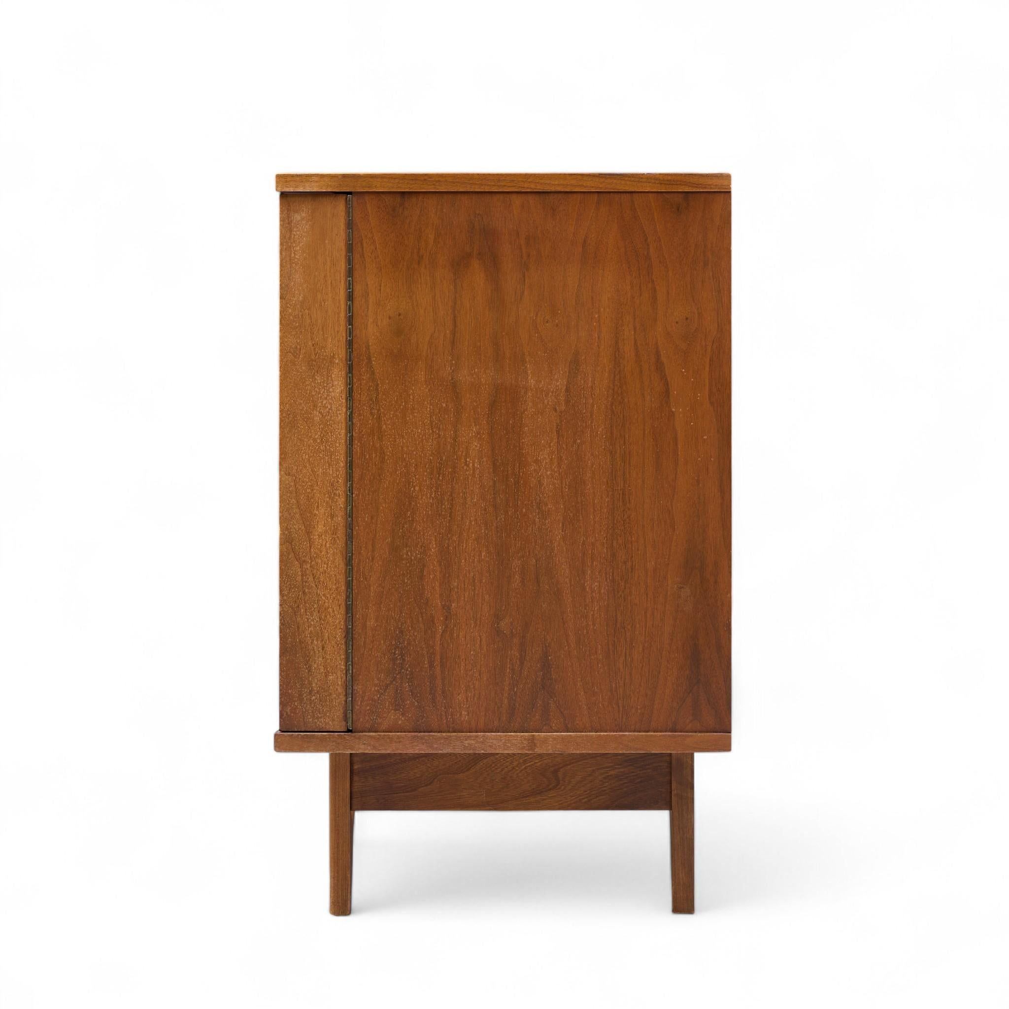 Credenza de mediados de siglo Young Manufacturing en Bueno estado para la venta en Franklin Park, IL