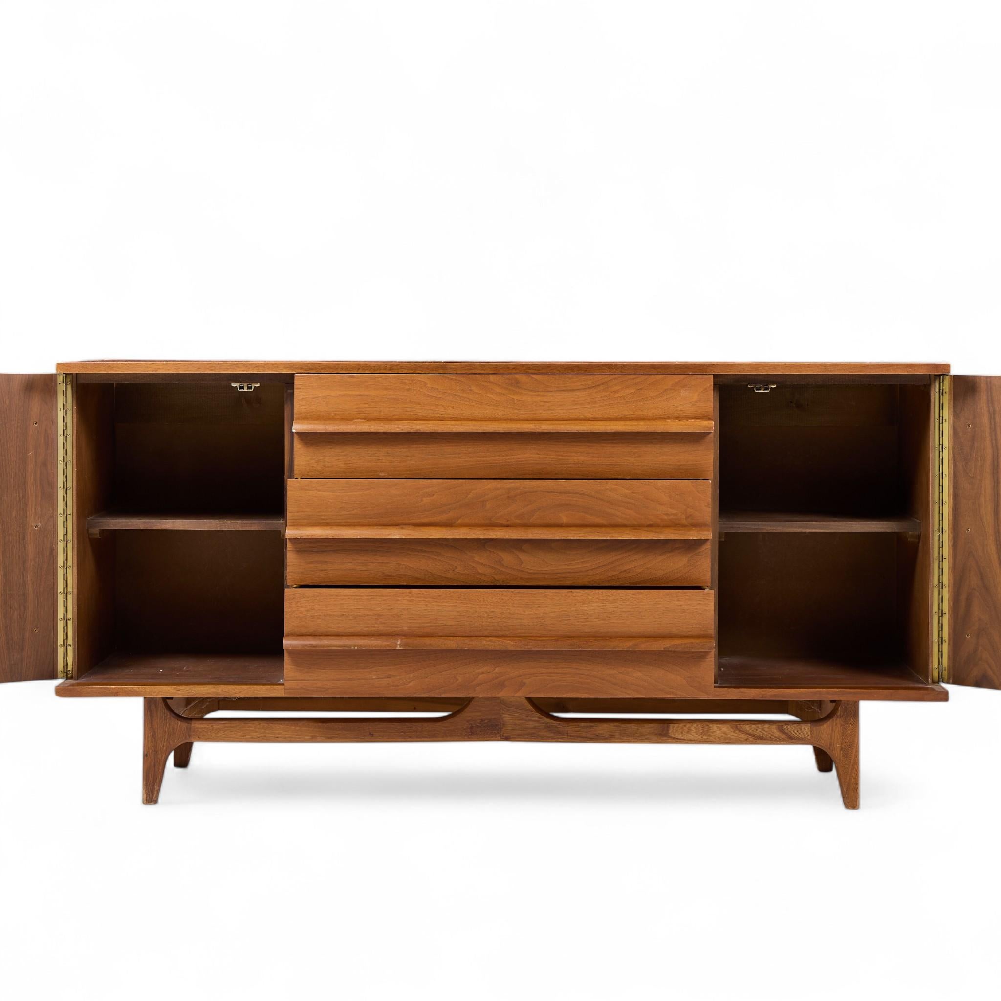 Credenza de mediados de siglo Young Manufacturing siglo XX en venta