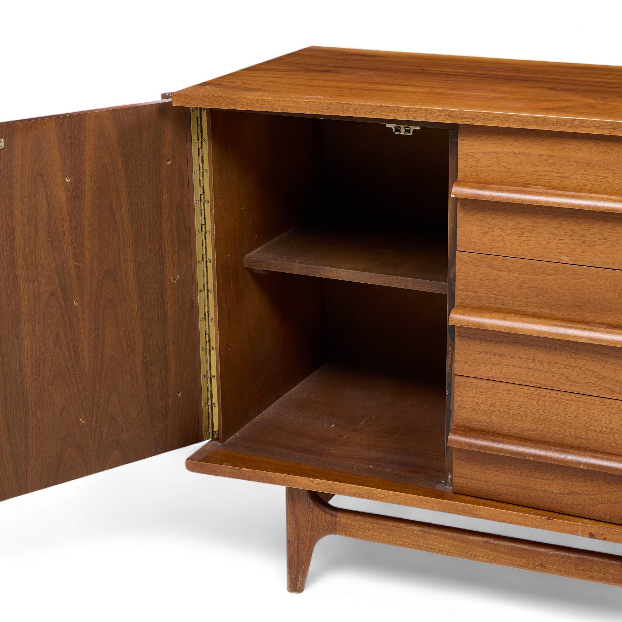 Credenza de mediados de siglo Young Manufacturing Madera en venta