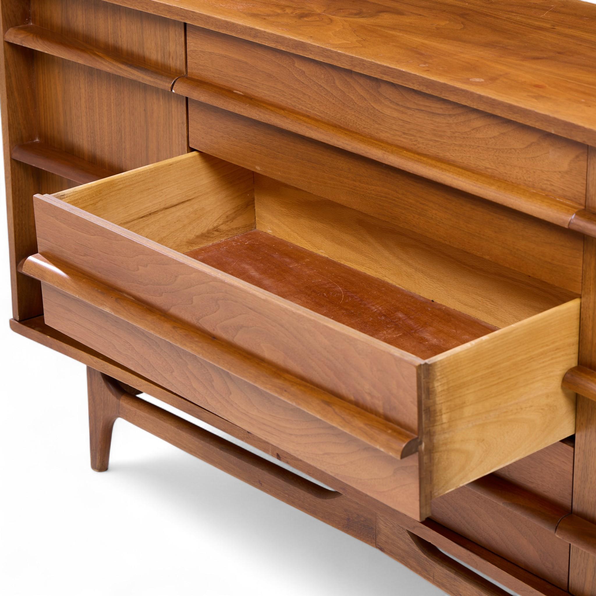 Credenza de mediados de siglo Young Manufacturing en venta 1