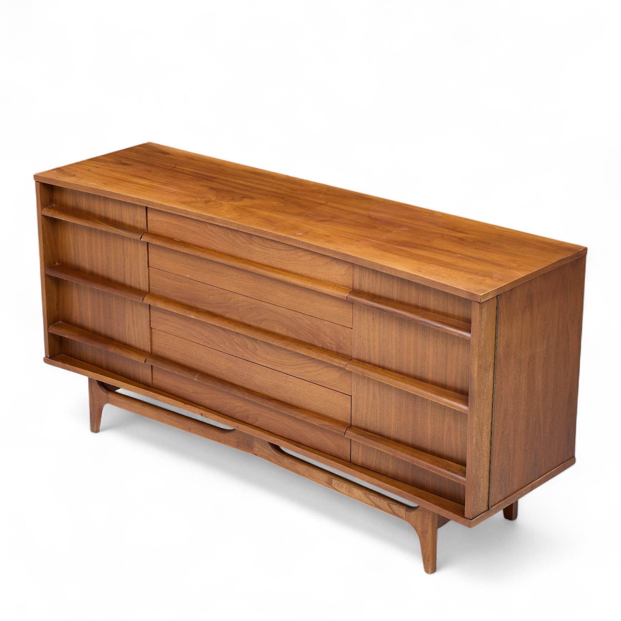 Credenza de mediados de siglo Young Manufacturing en venta 2