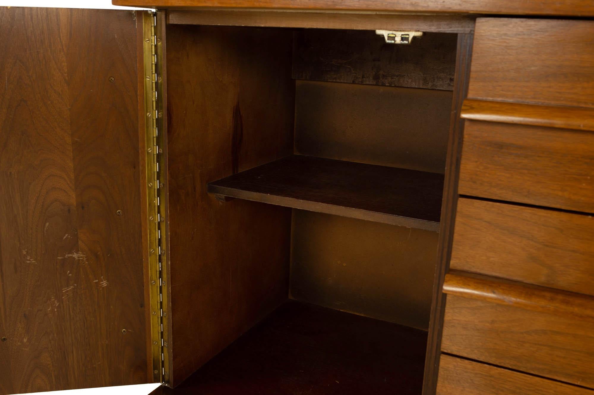 Young Manufacturing Mid Century Curved Front Walnut Sideboard Credenza 1