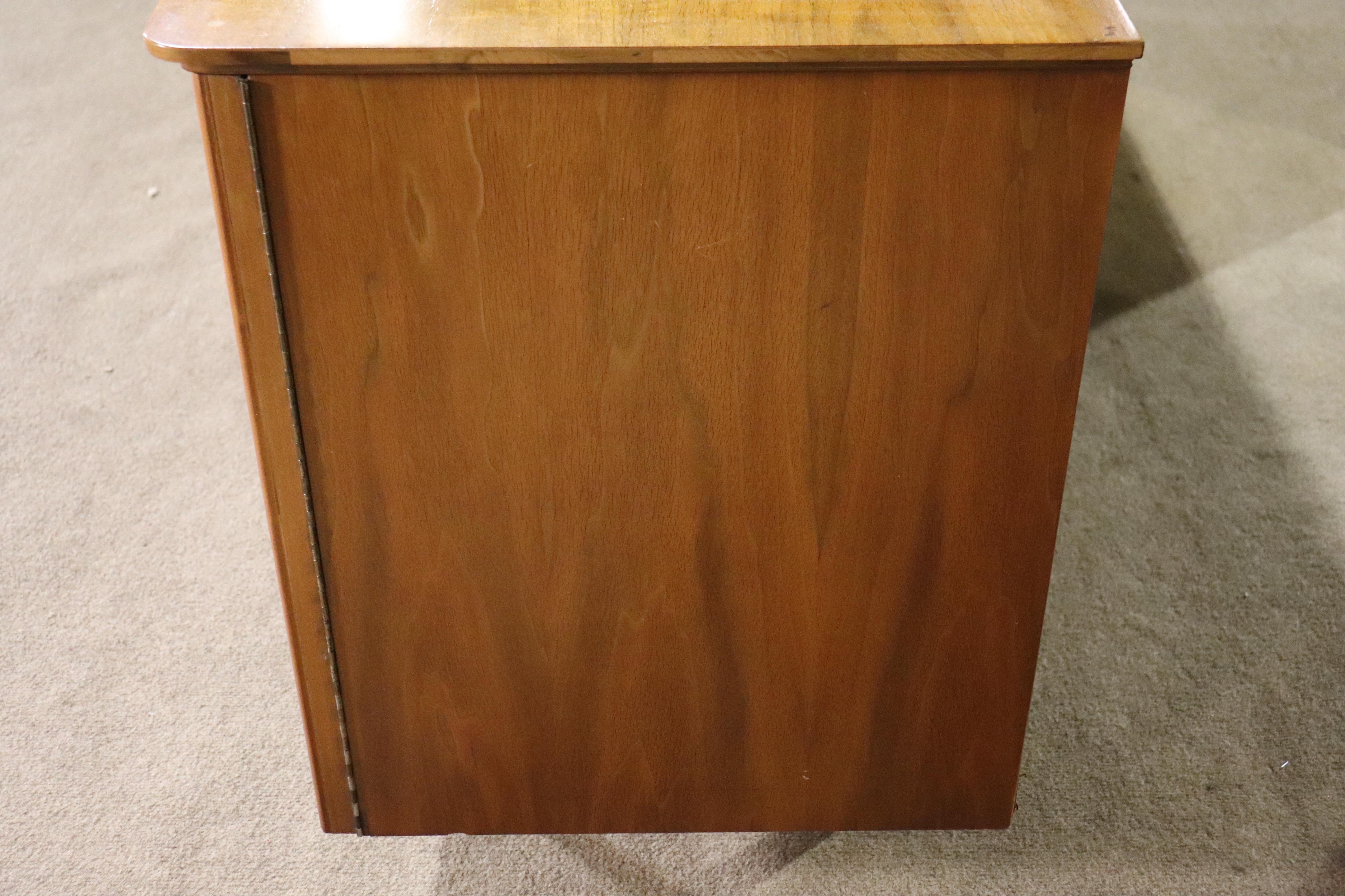 Young Manufacturing Mid-Century Dresser In Good Condition For Sale In Brooklyn, NY