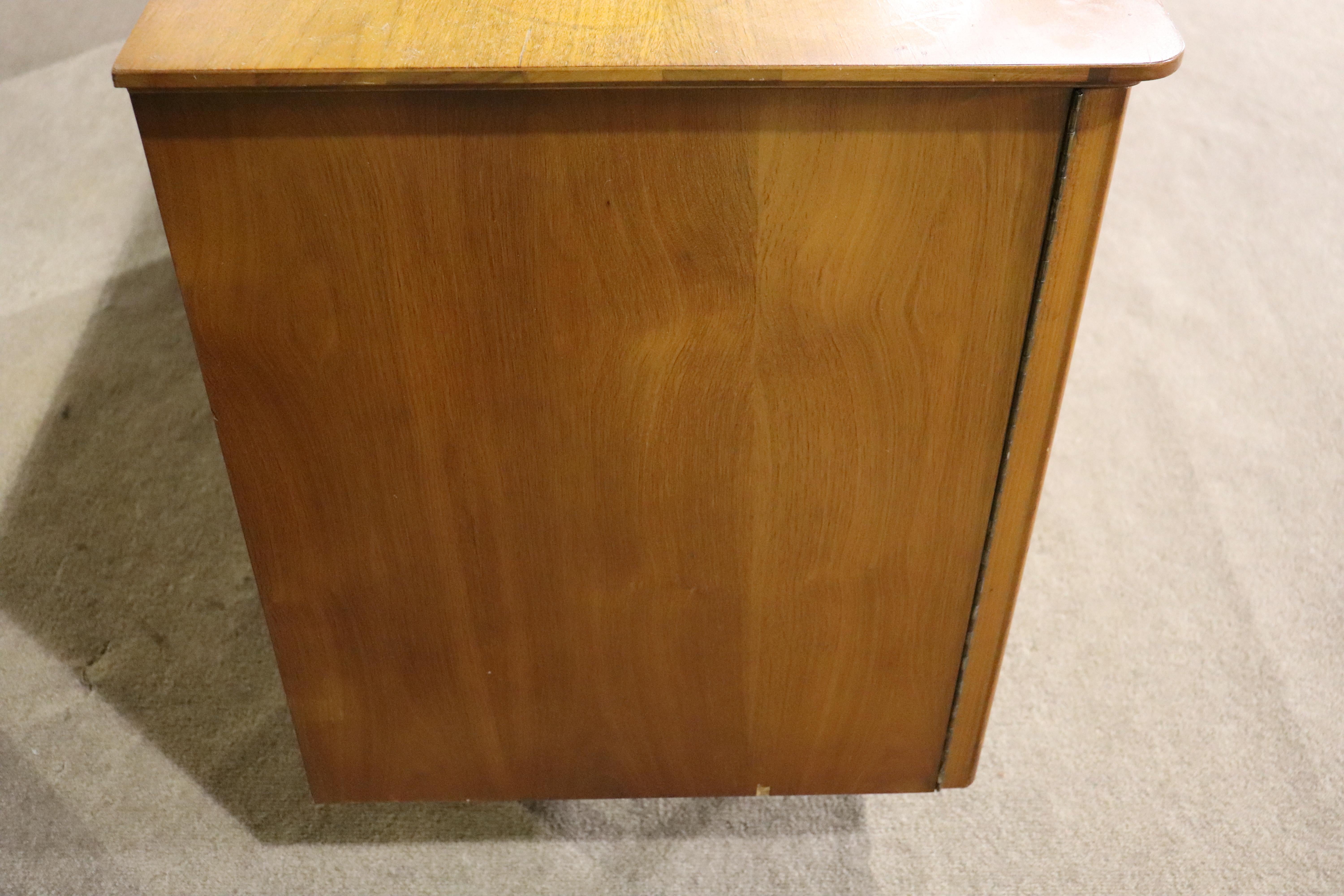 Young Manufacturing Mid-Century Dresser For Sale 1