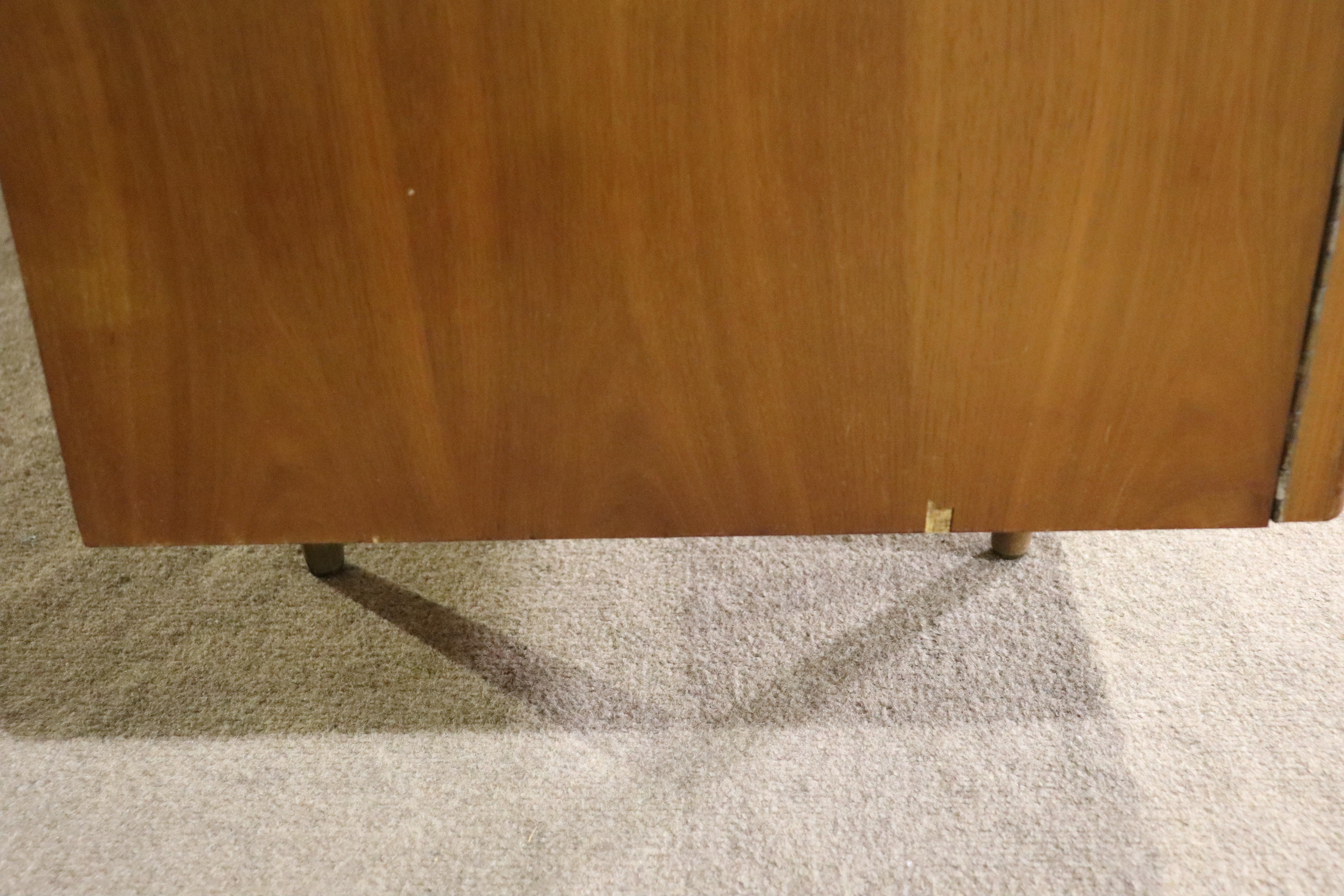 Young Manufacturing Mid-Century Dresser For Sale 2