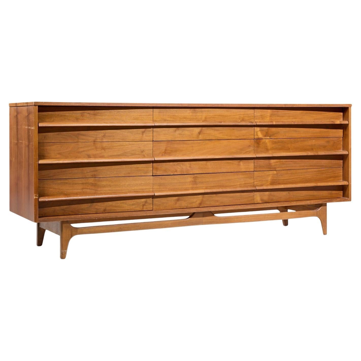Young Manufacturing Mid Century Lowboy Dresser en venta