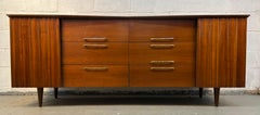 Commode basse en noyer de style « Mid-Century Modern » de Young Manufacturing