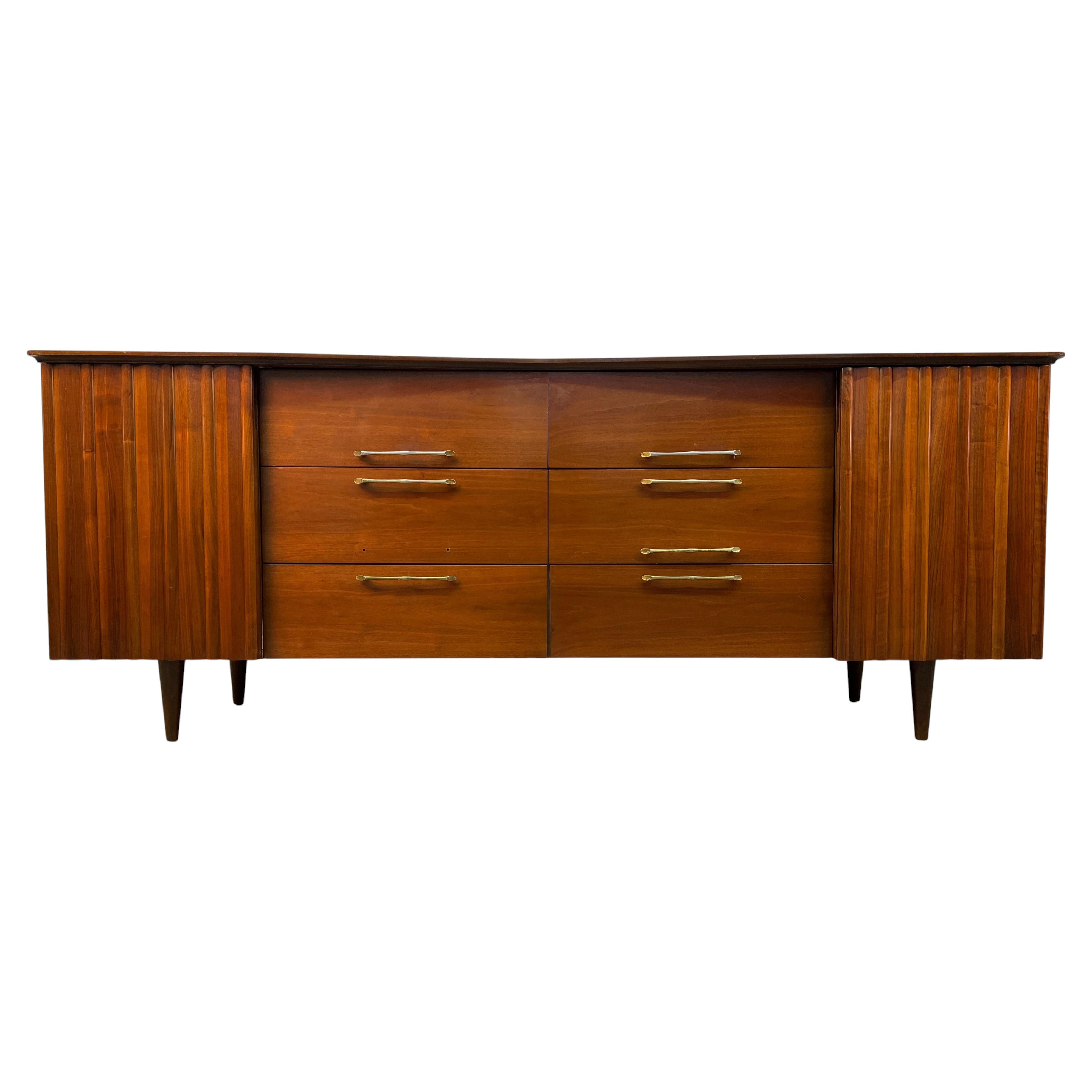 Commode basse en noyer de style « Mid-Century Modern » de Young Manufacturing